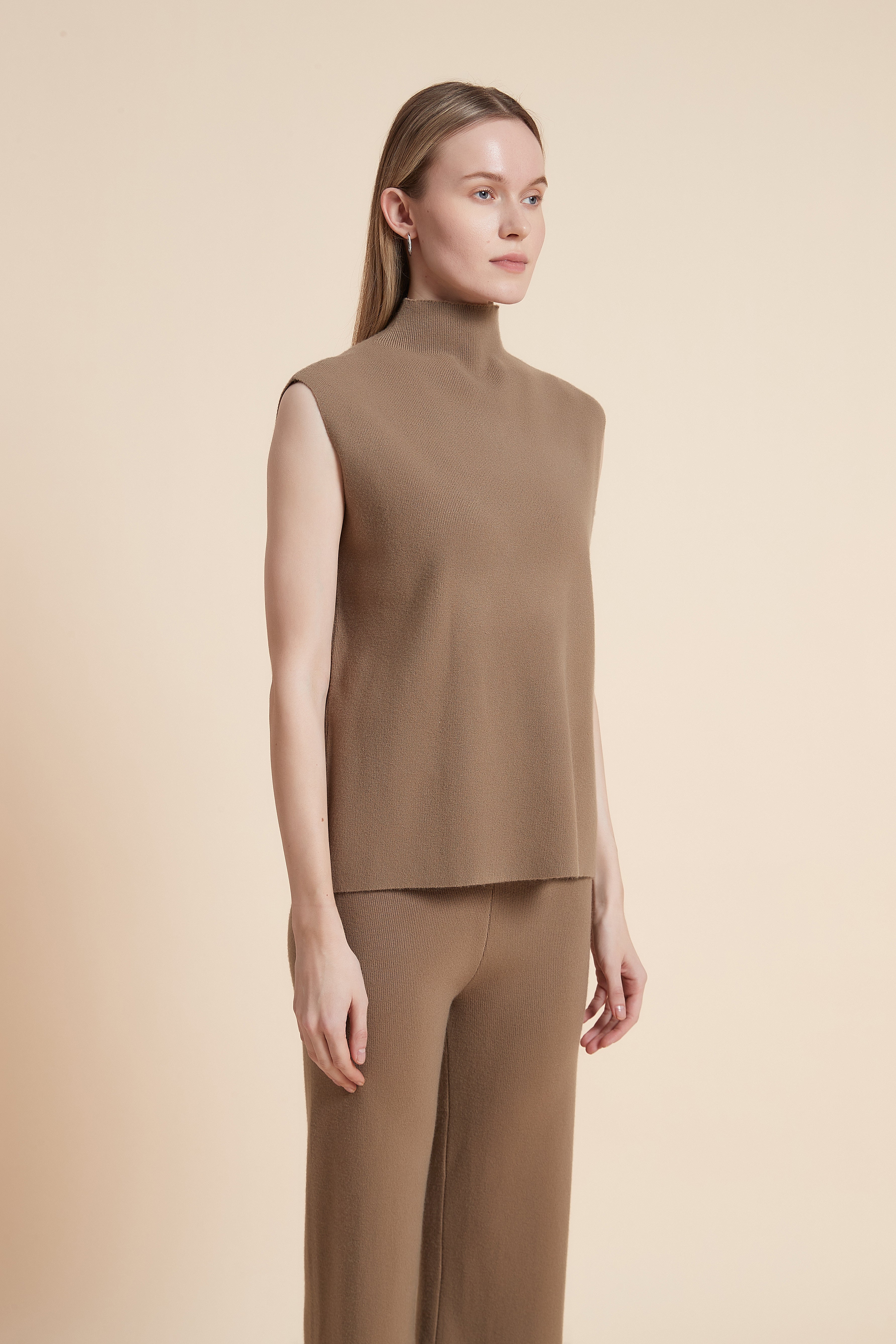 توب بدون كم برقبة مرتفعة سادة