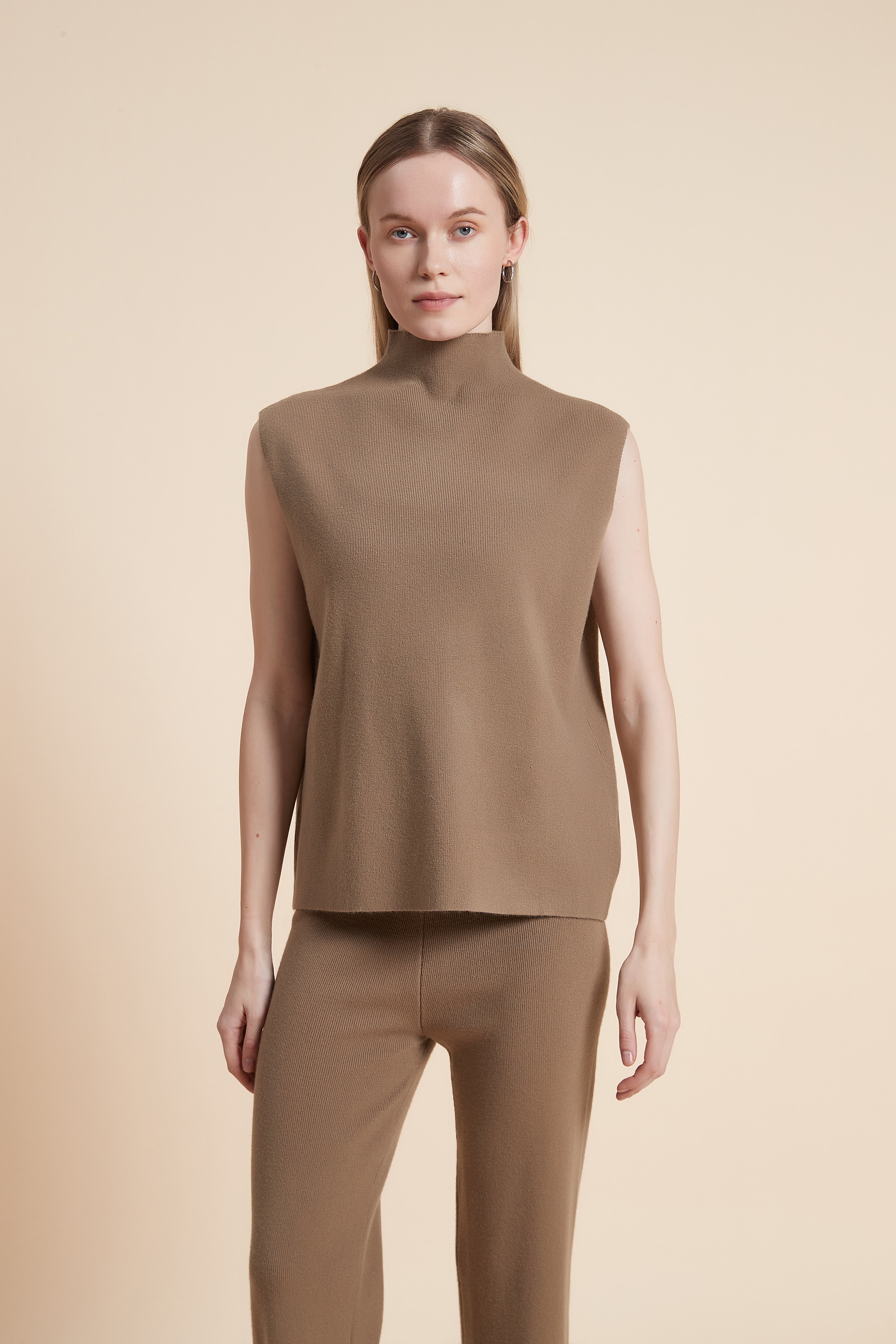 توب بدون كم برقبة مرتفعة سادة