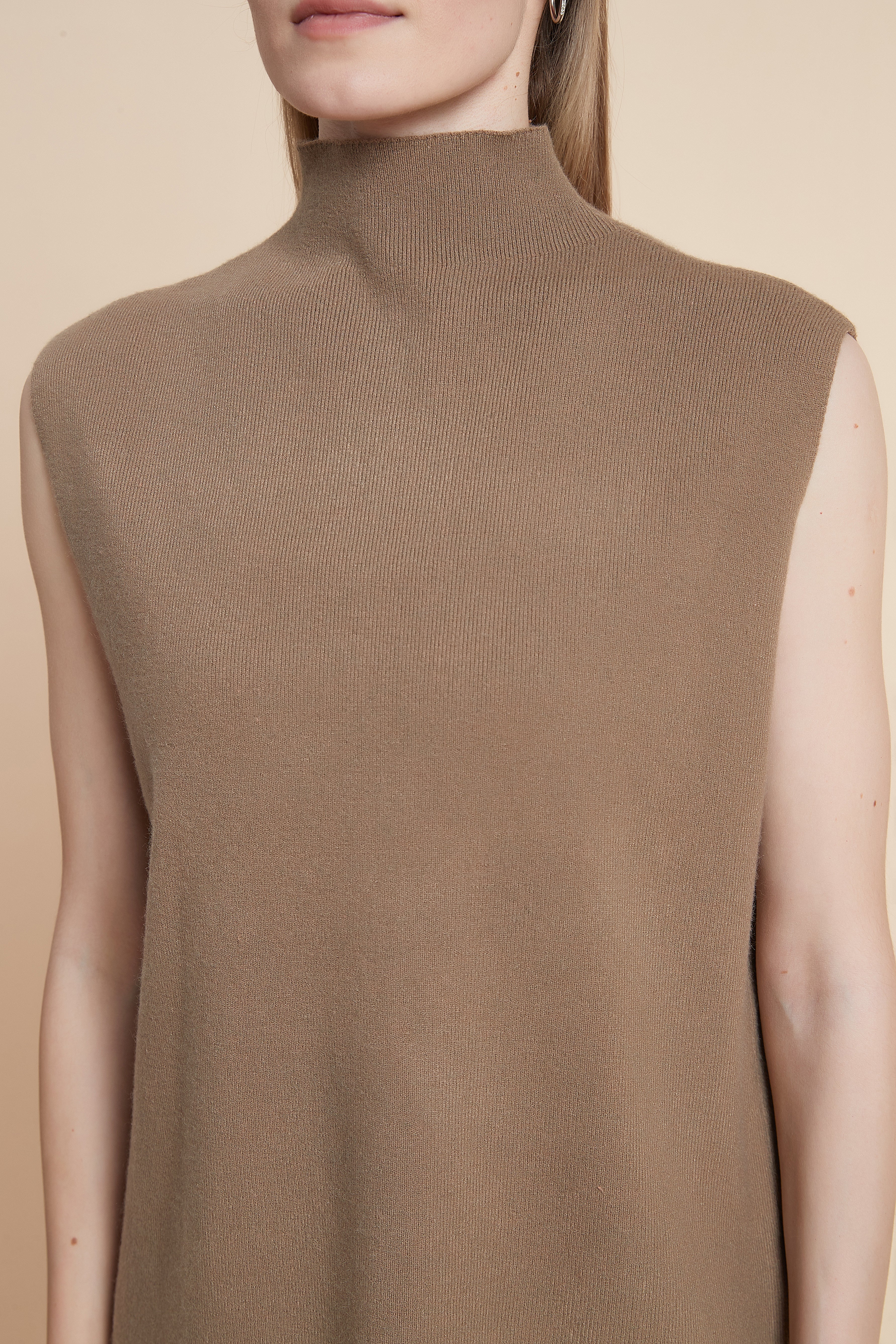 توب بدون كم برقبة مرتفعة سادة