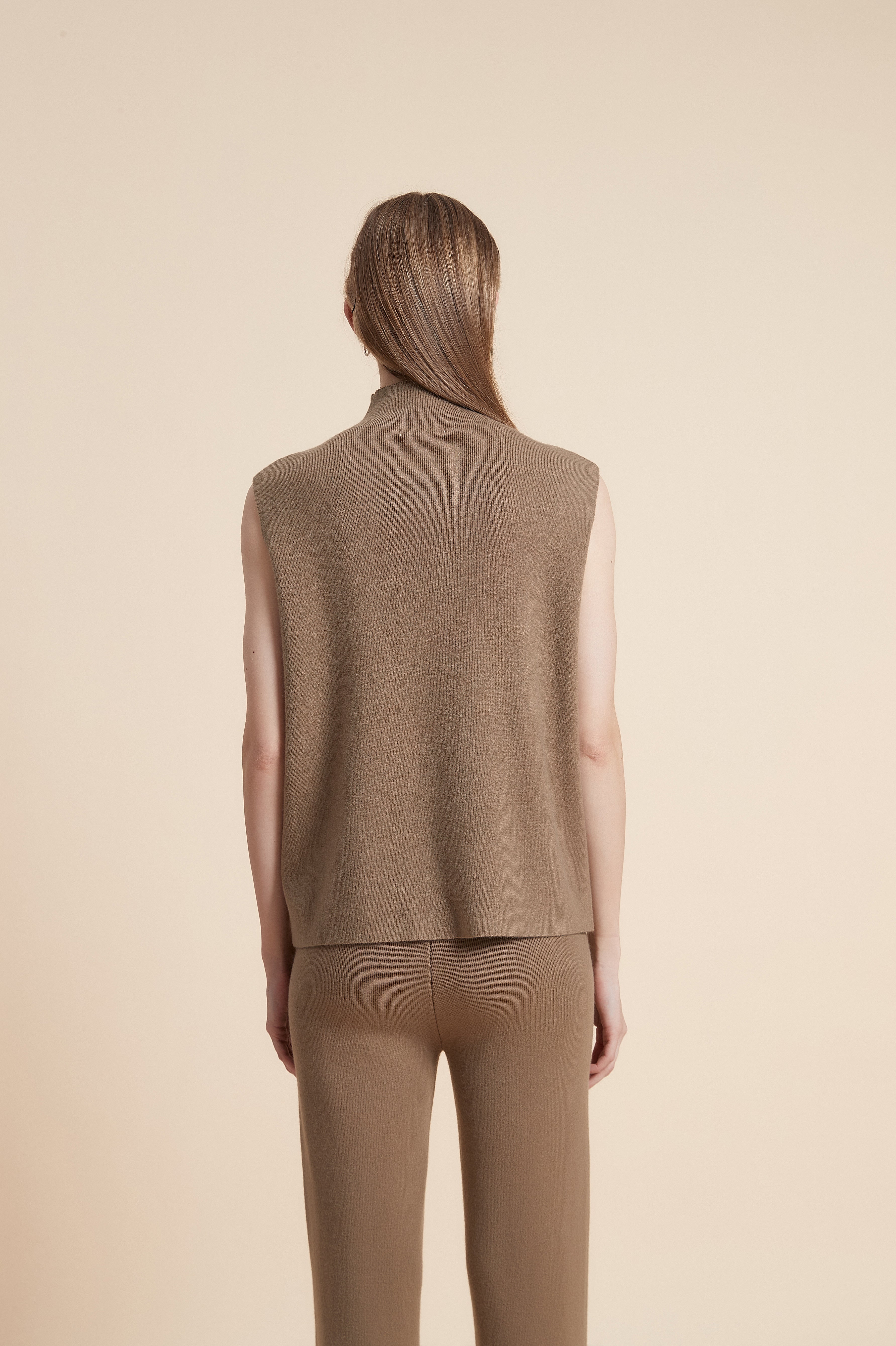 توب بدون كم برقبة مرتفعة سادة