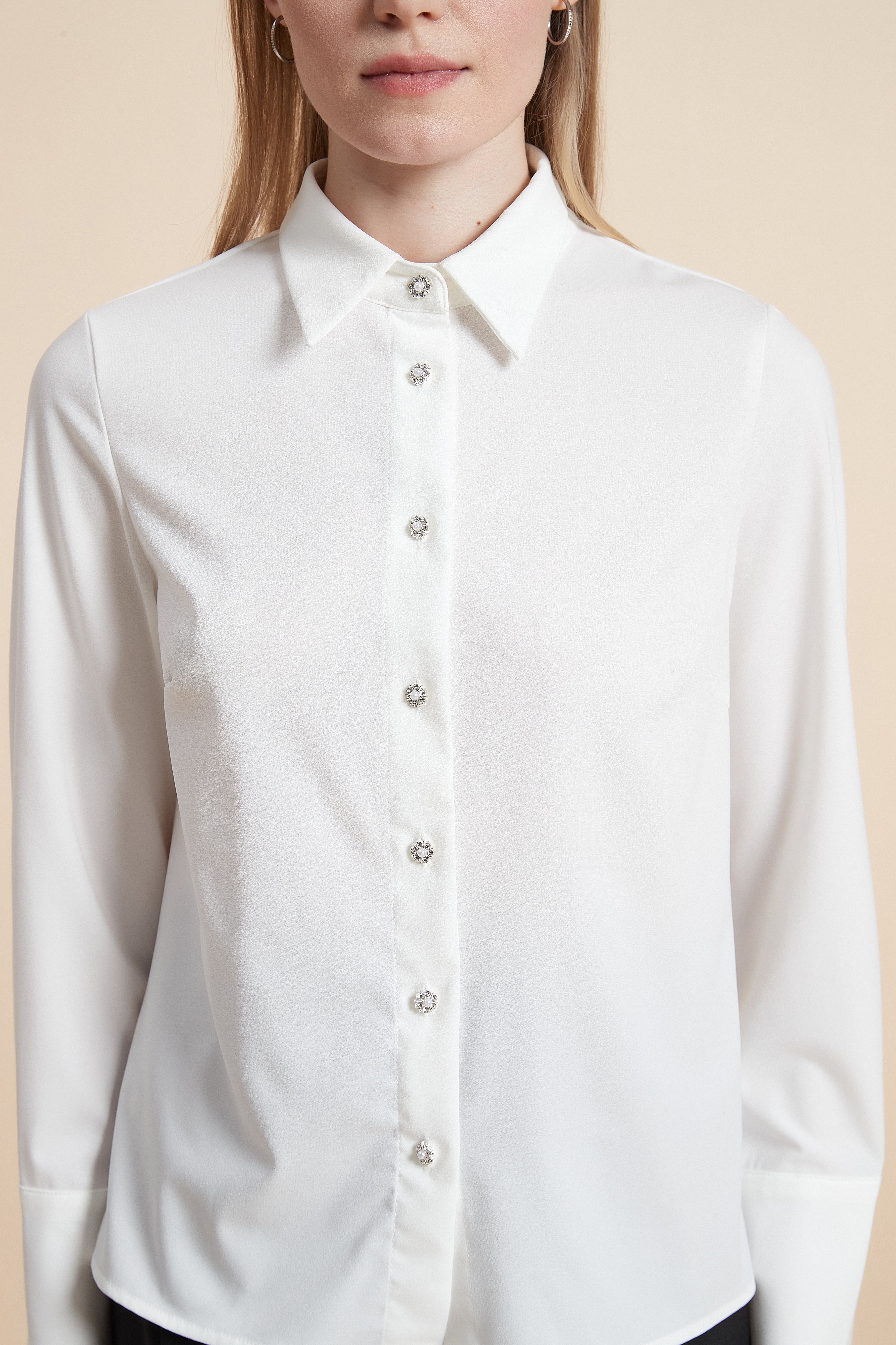 قميص سادة بكم طويل وأزرار