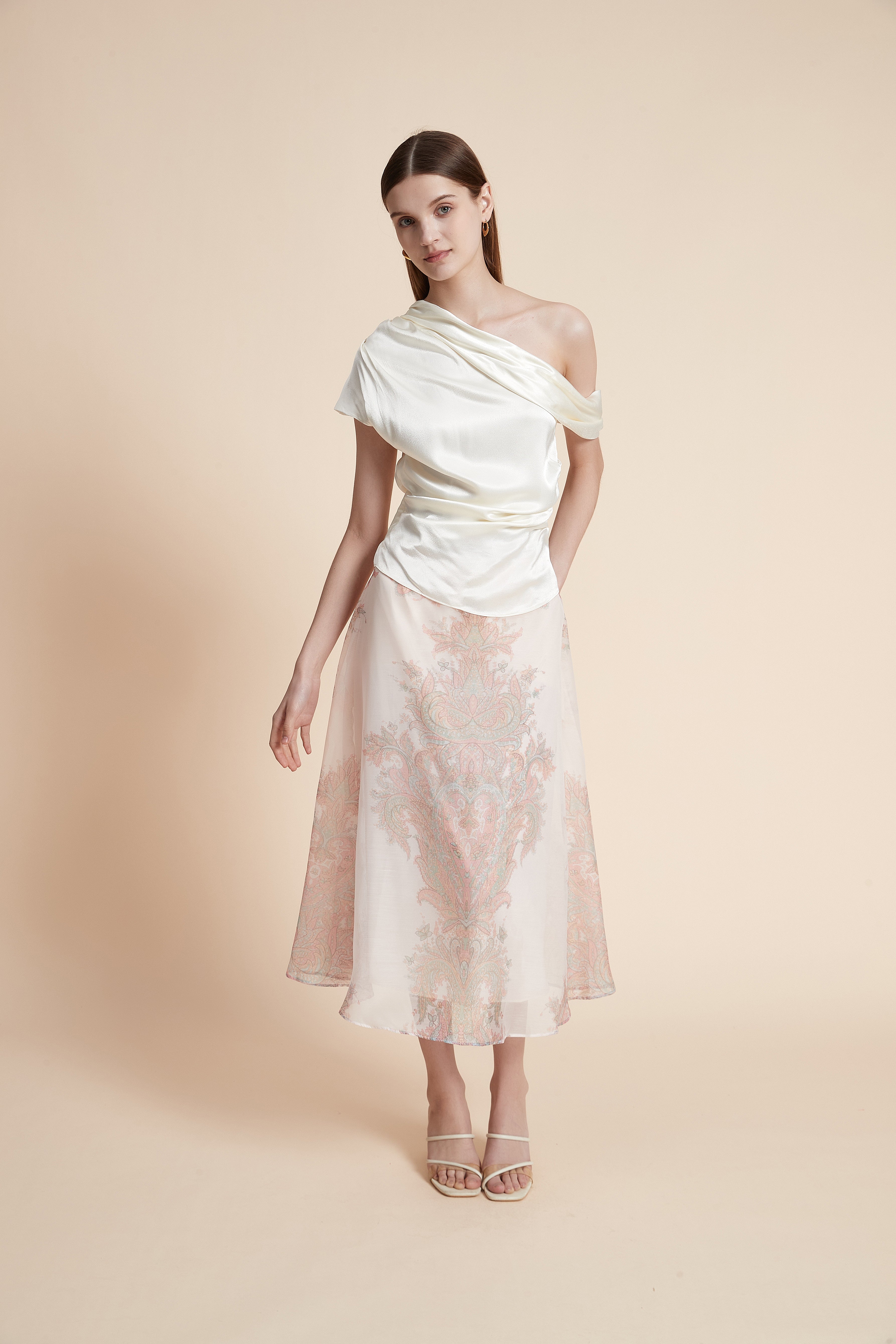 بلوزة سادة بأكمام قصيرة كتف مكشوف