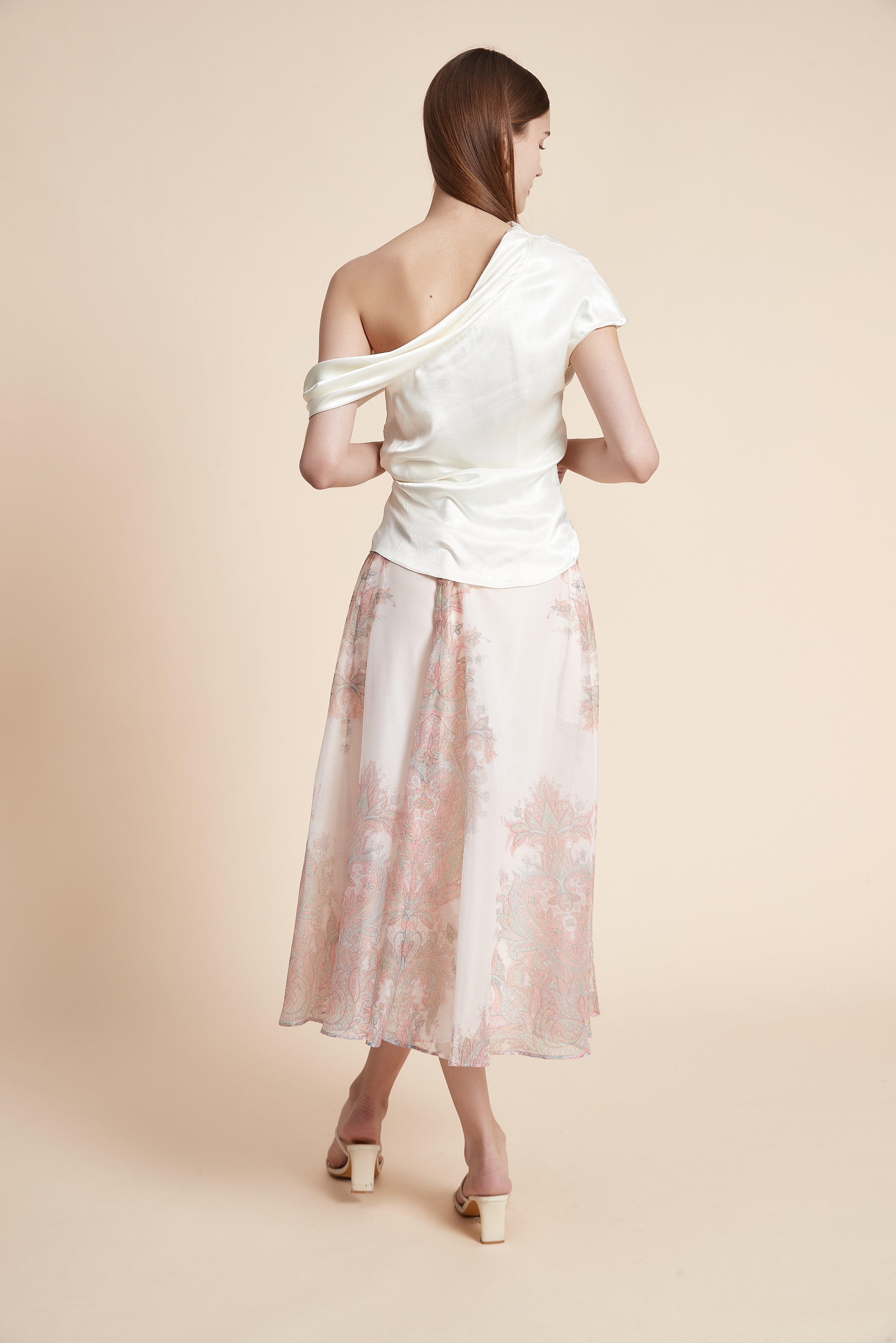 بلوزة سادة بأكمام قصيرة كتف مكشوف