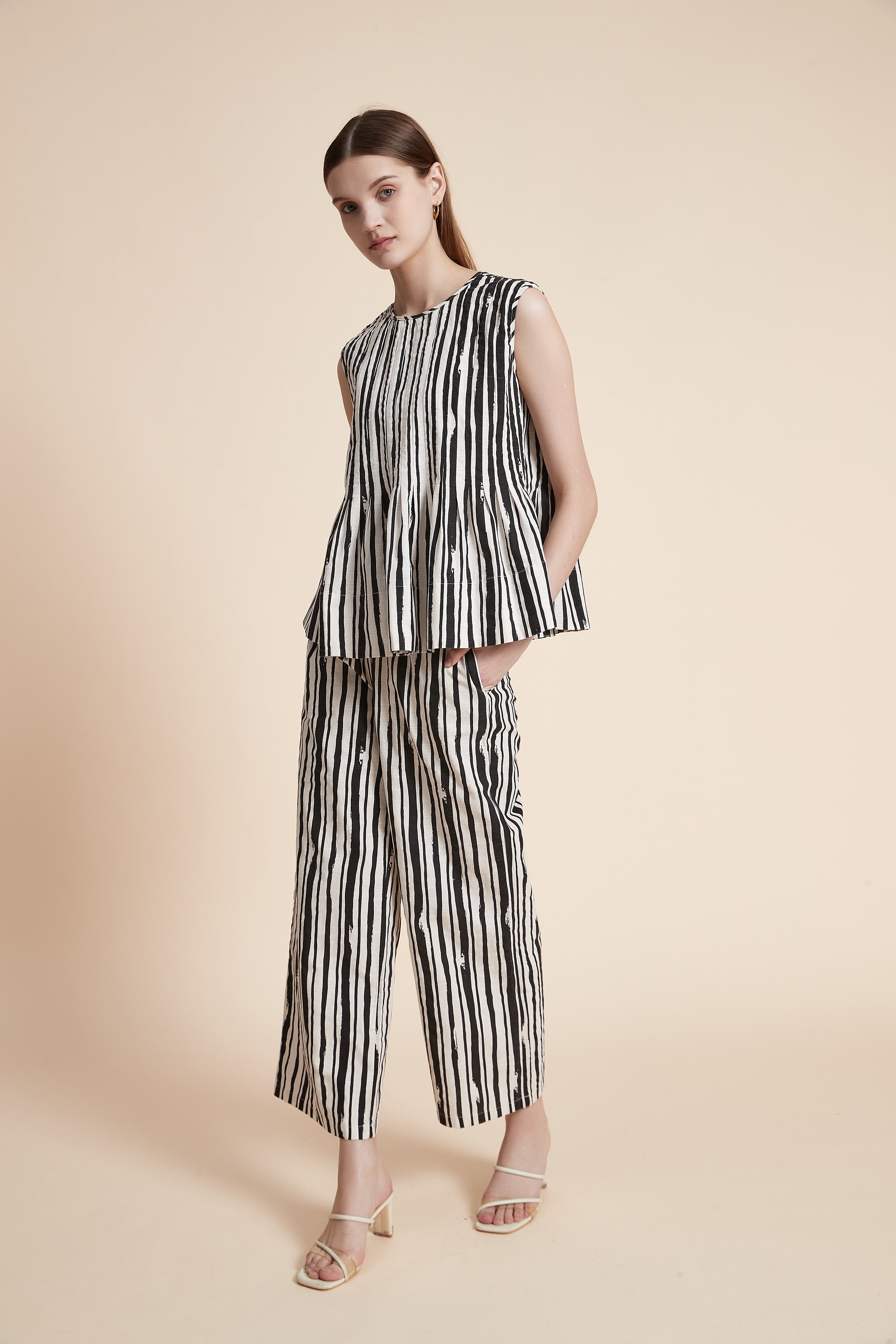 بلوزة مخططة بدون أكمام