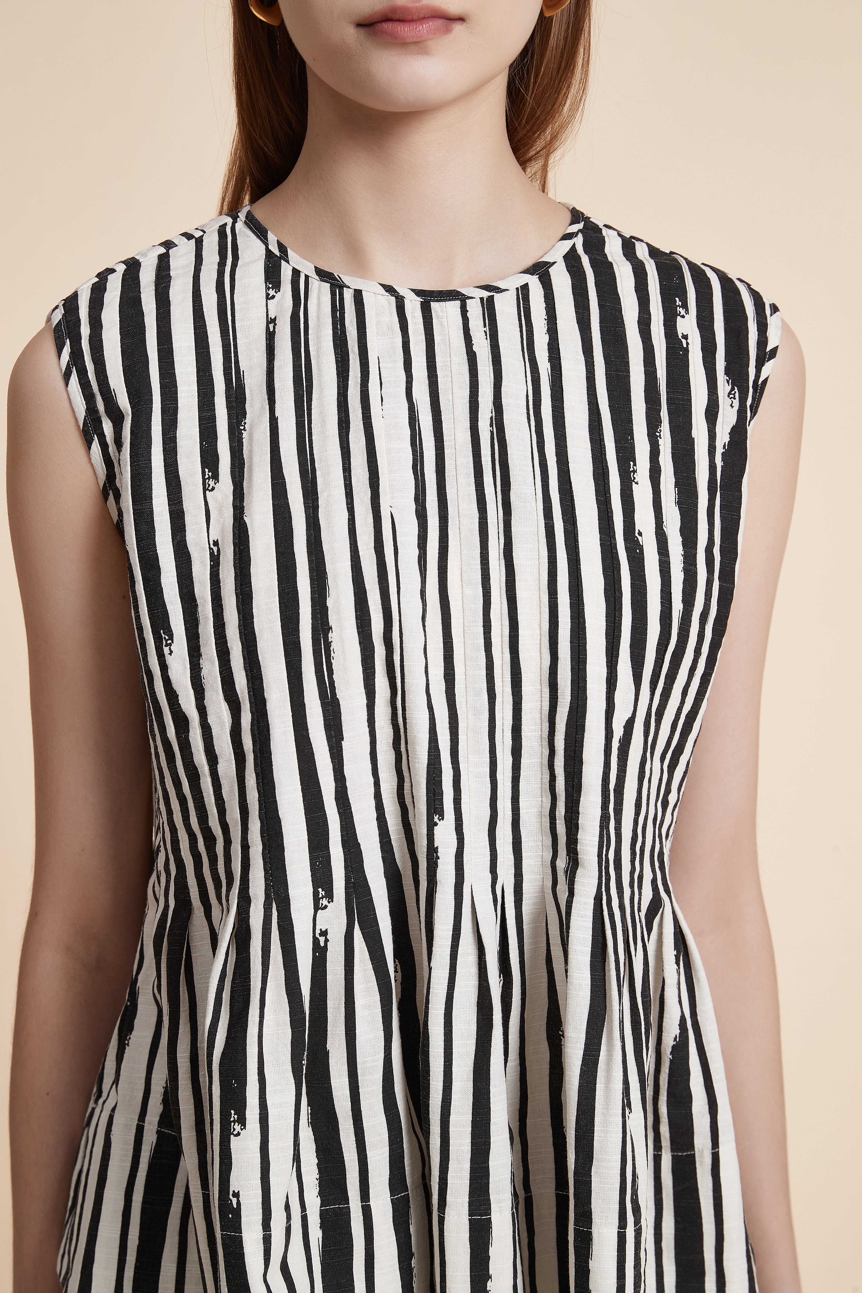 بلوزة مخططة بدون أكمام