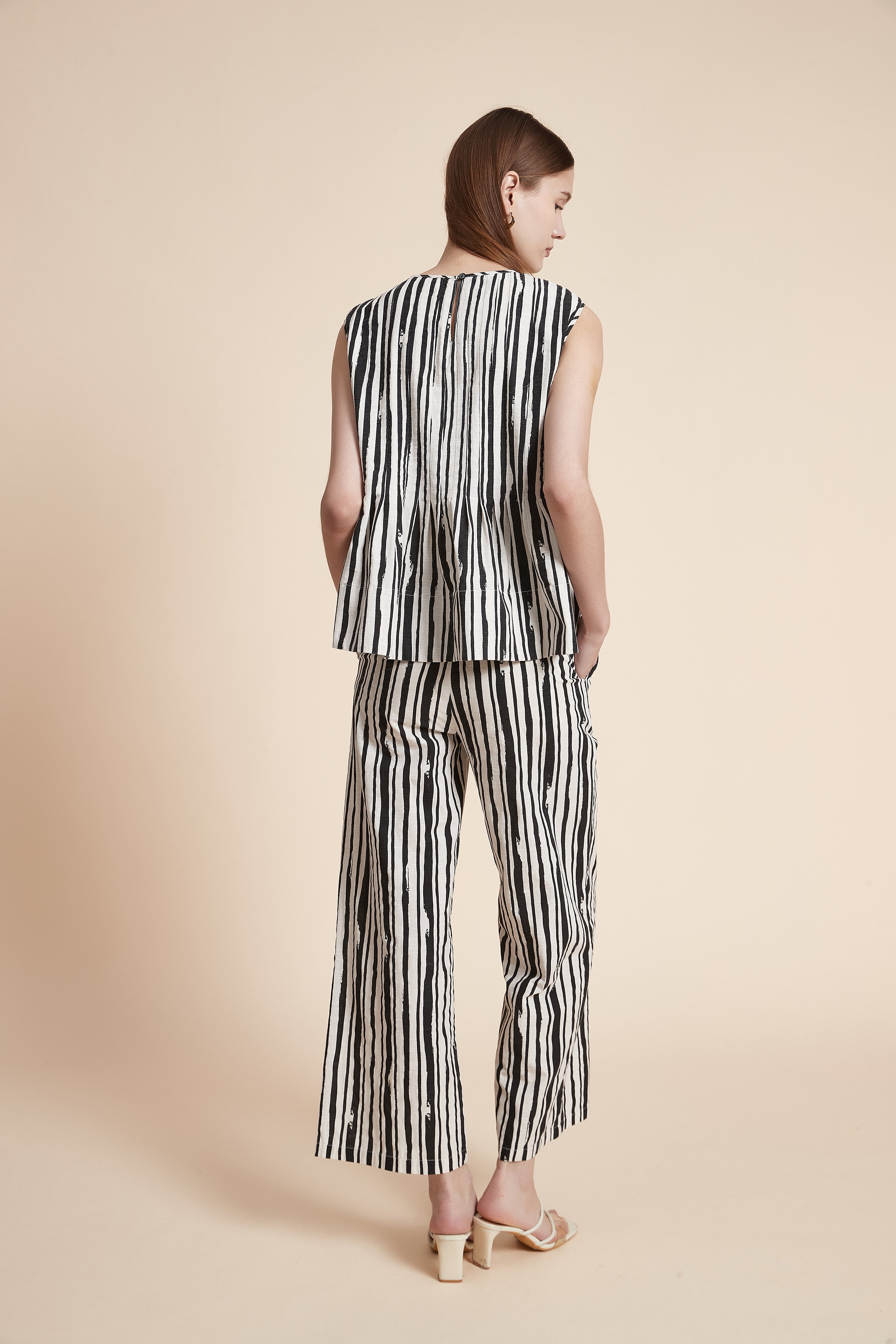 بلوزة مخططة بدون أكمام