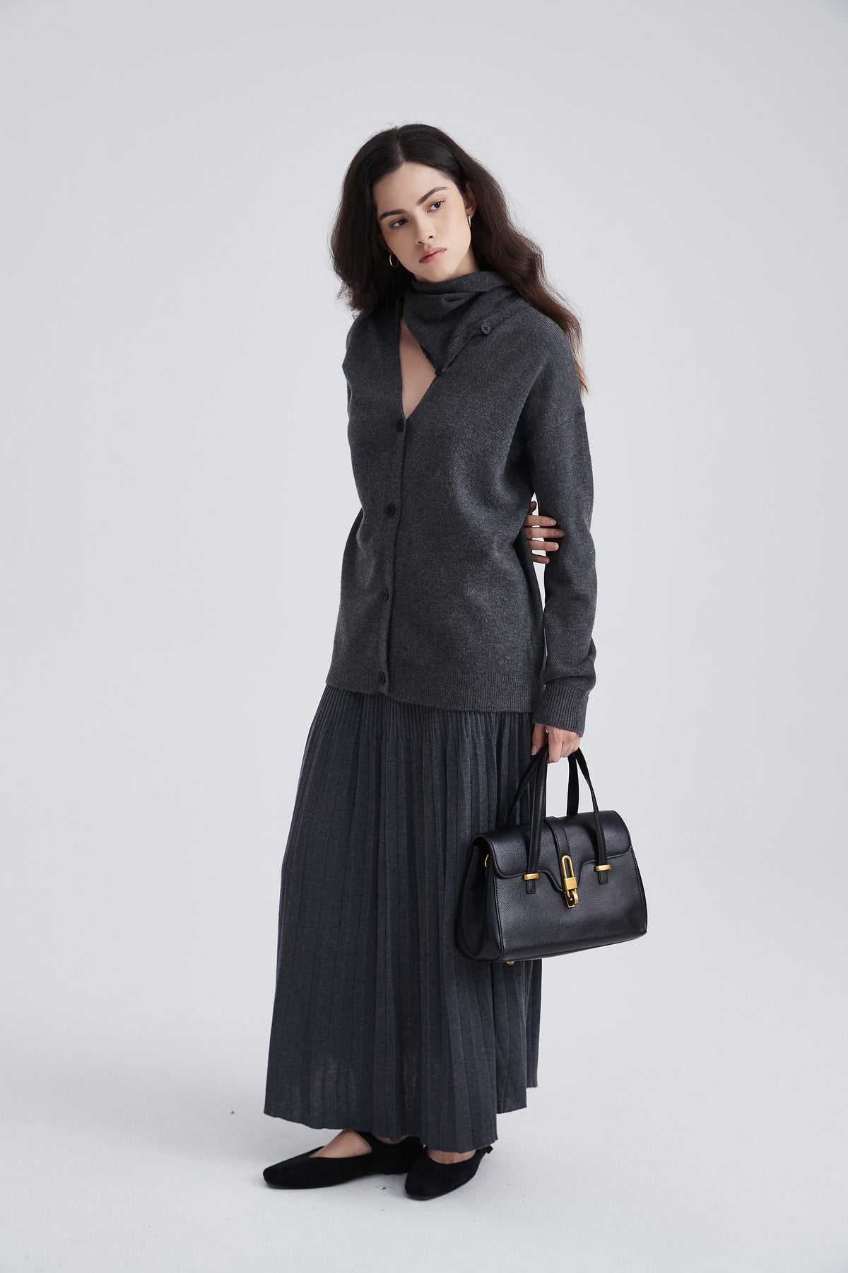 كارديجان بأزرار وياقة V وأكمام طويلة