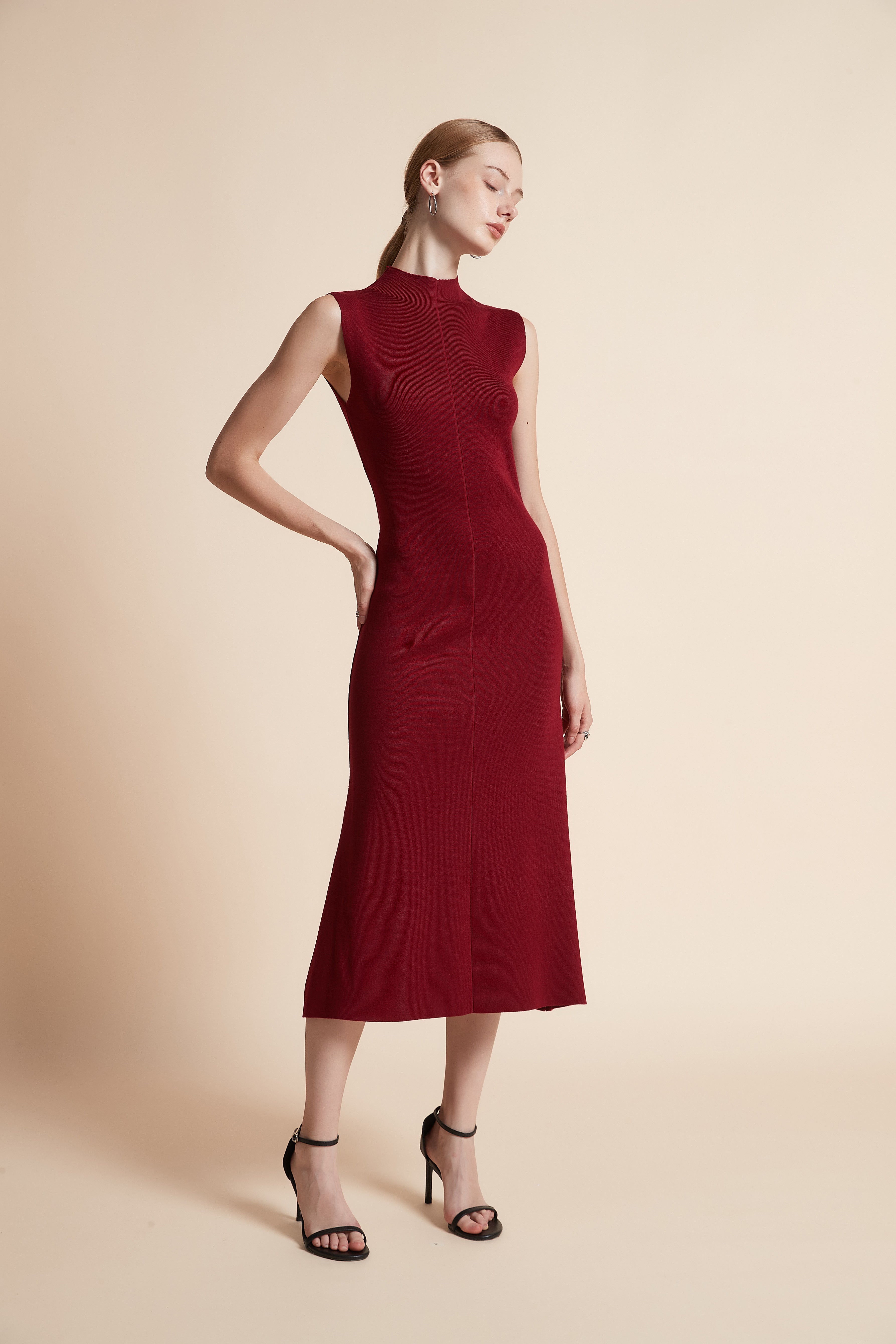 فستان ميدي بدون أكمام سادة