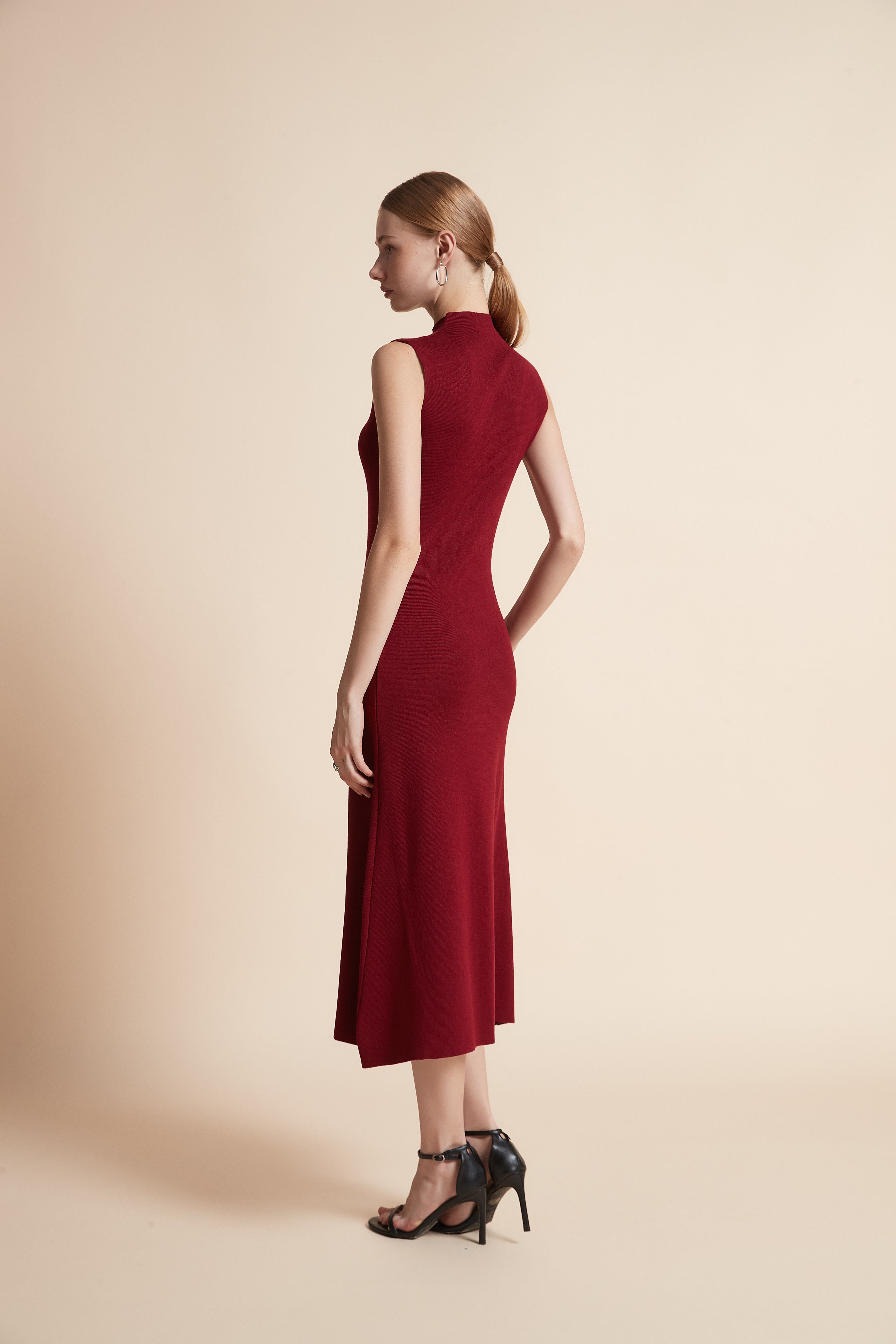 فستان ميدي بدون أكمام سادة