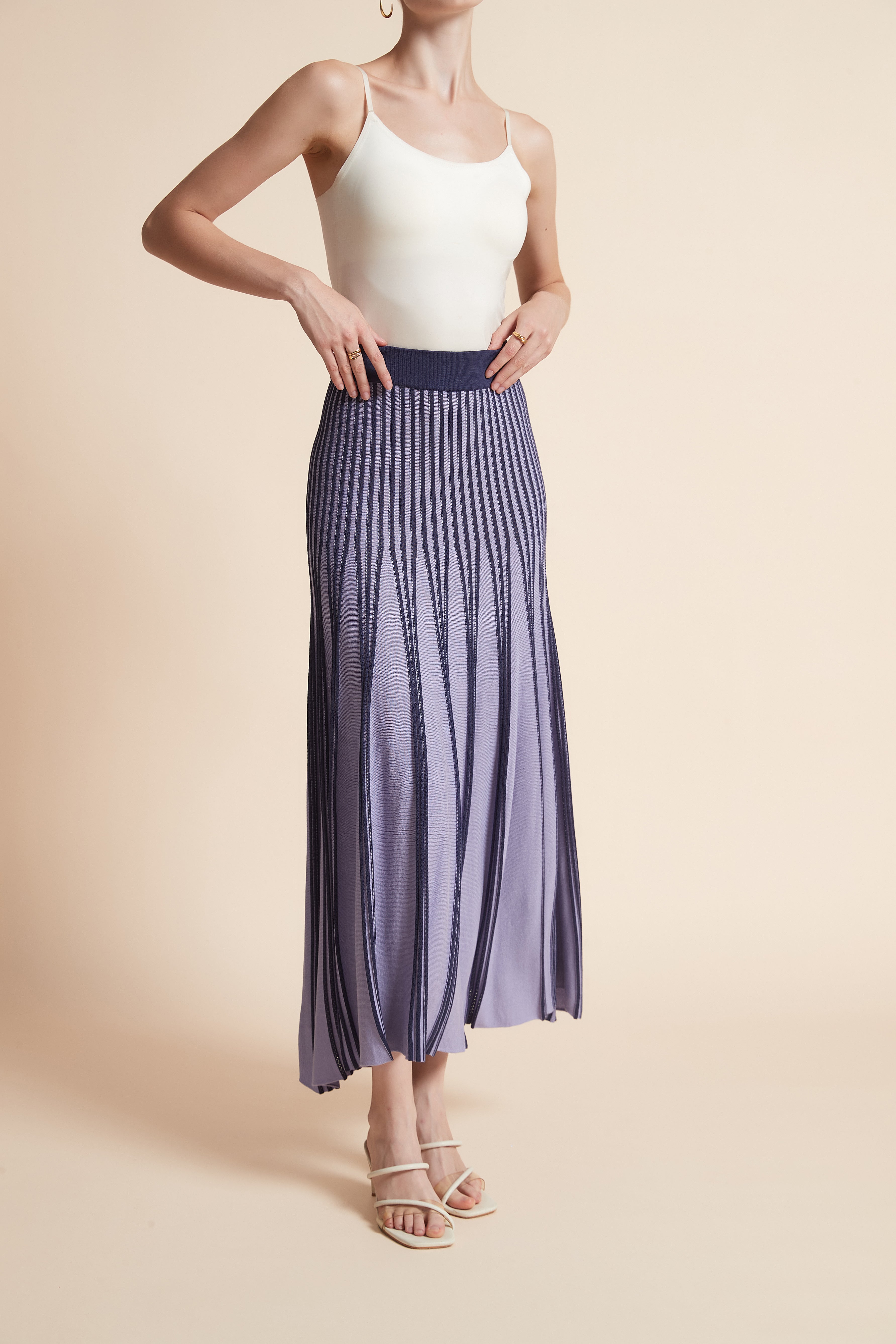 تنورة مضلعة مخططة بالطول