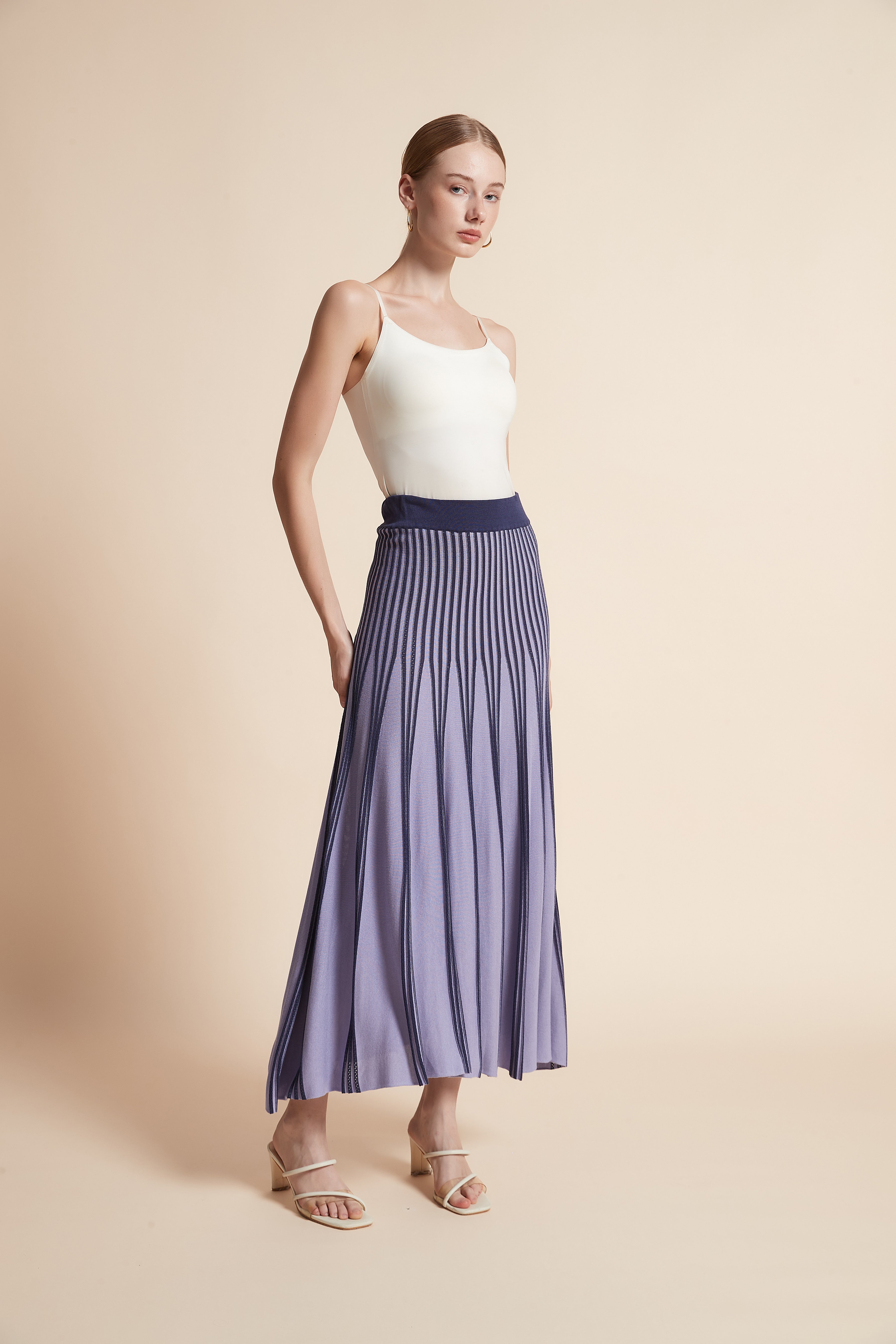 تنورة مضلعة مخططة بالطول