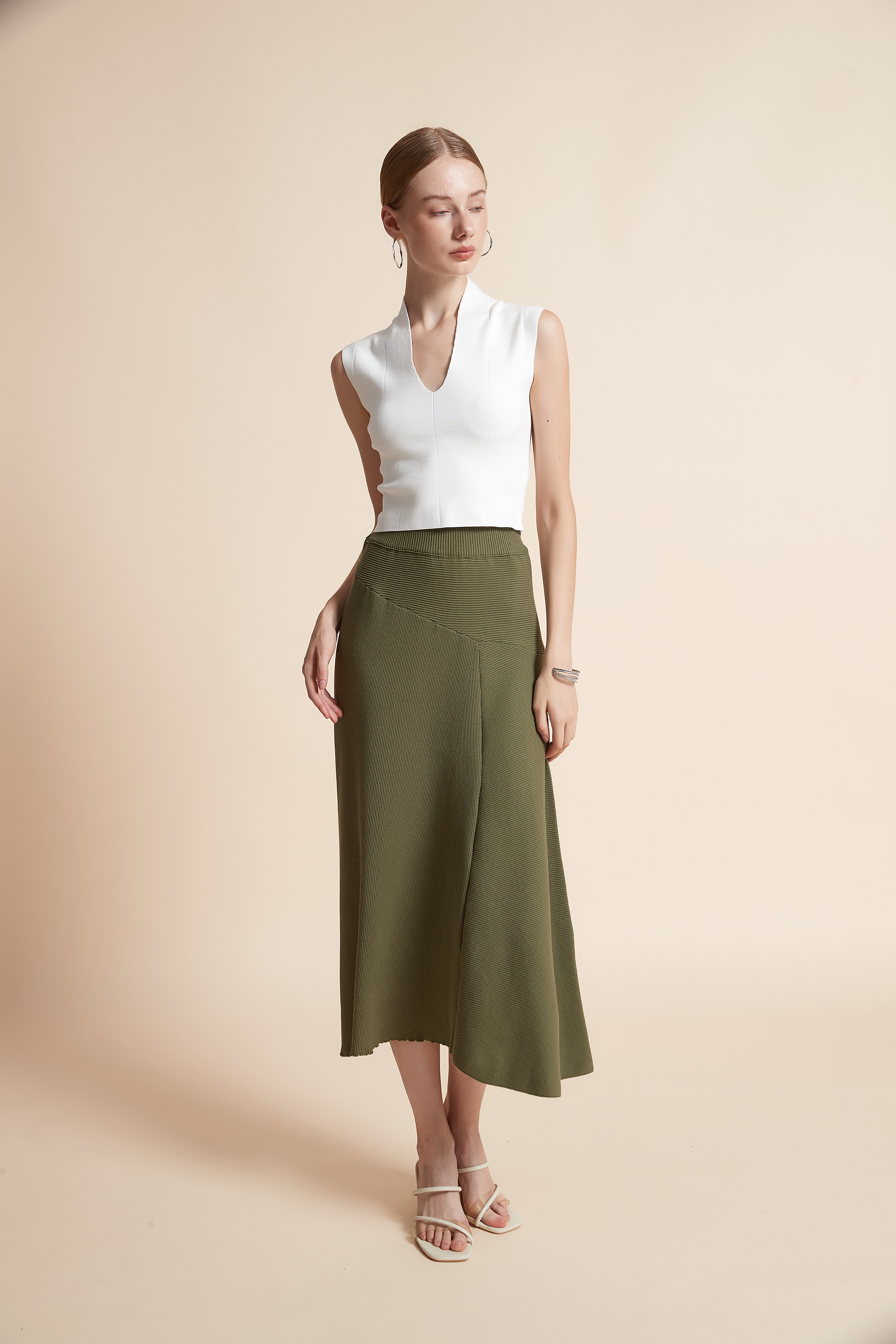 توب مضلع بدون أكمام وبفتحة V