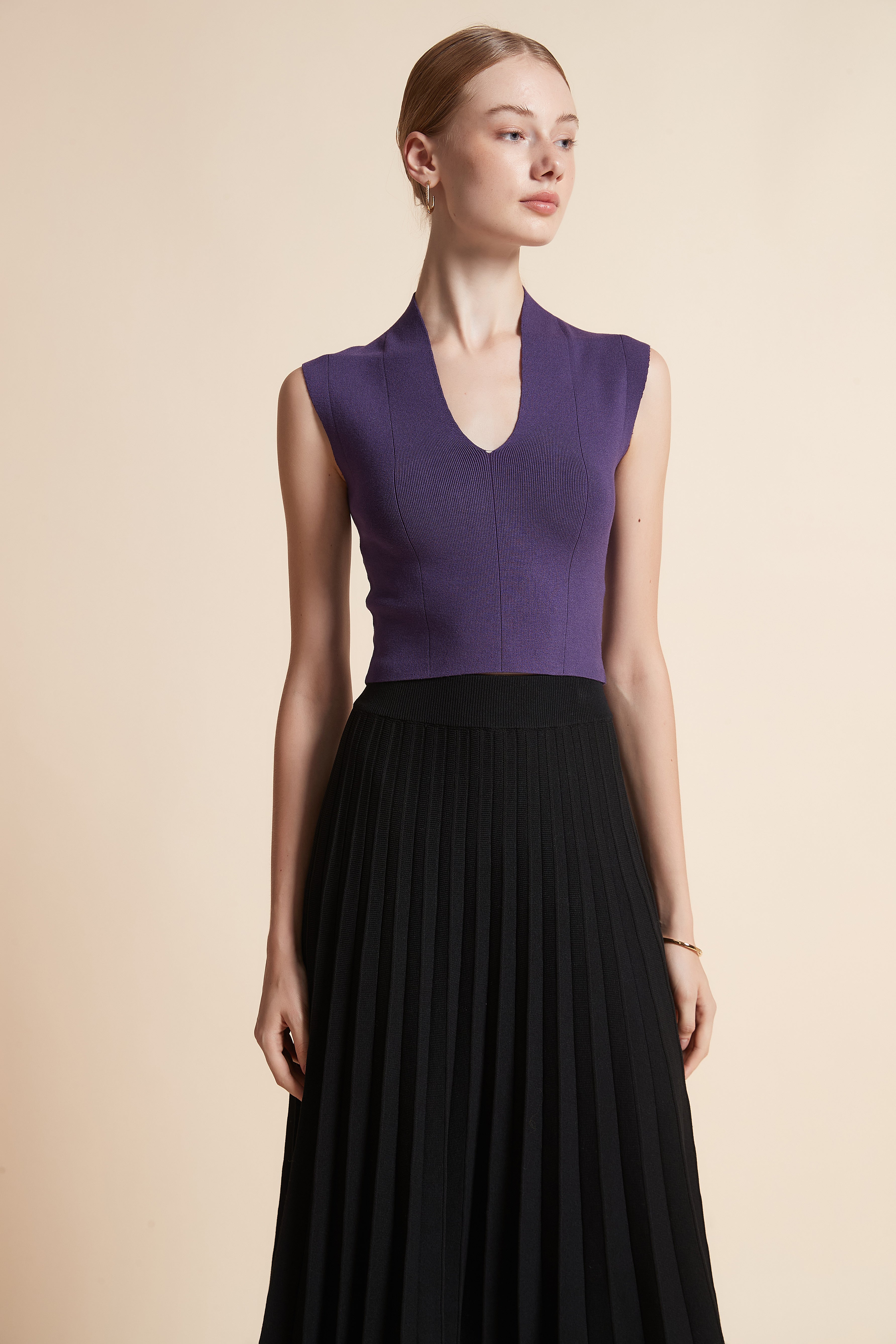 توب مضلع بدون أكمام وبفتحة V