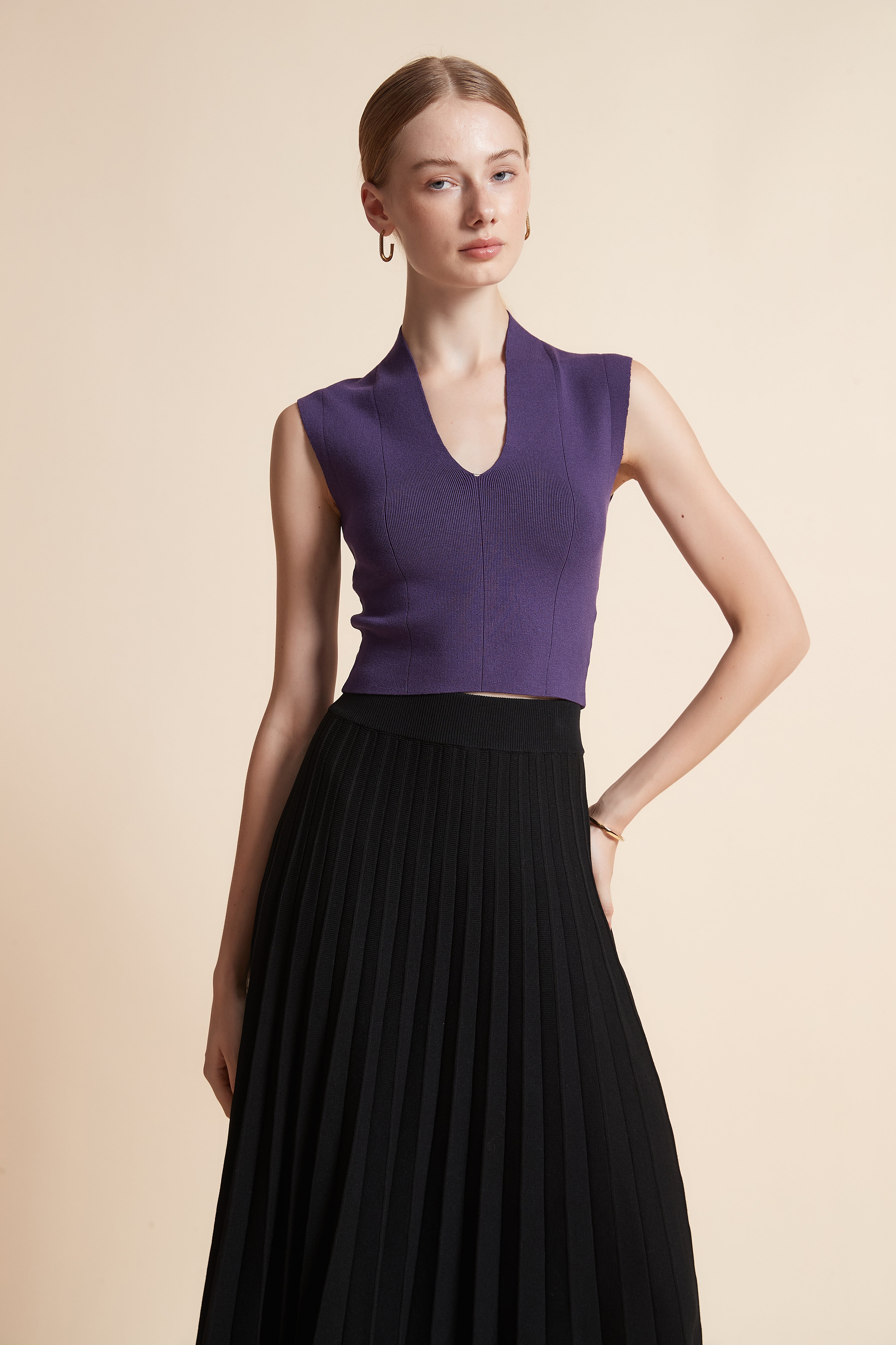 توب مضلع بدون أكمام وبفتحة V