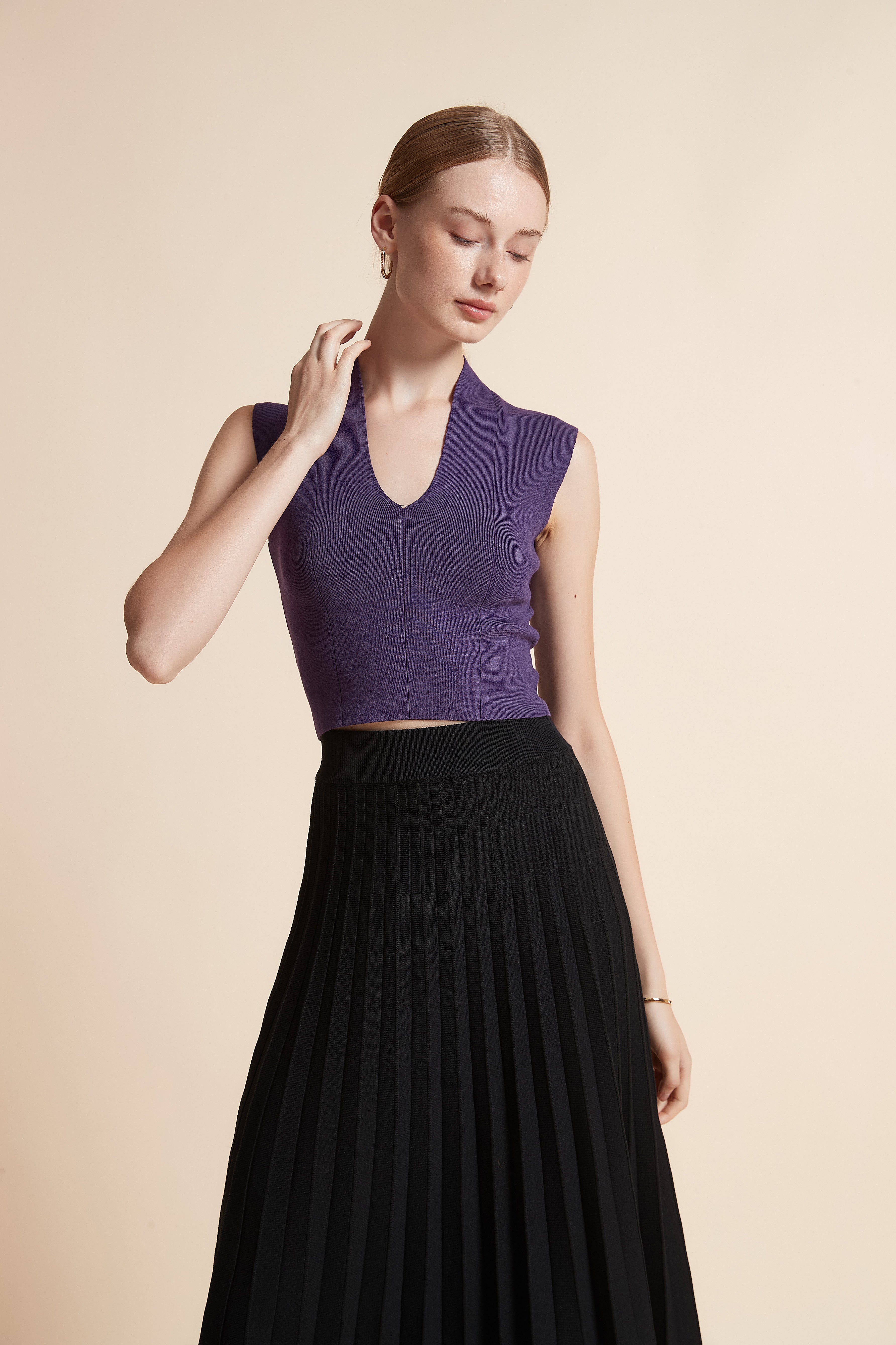 توب مضلع بدون أكمام وبفتحة V