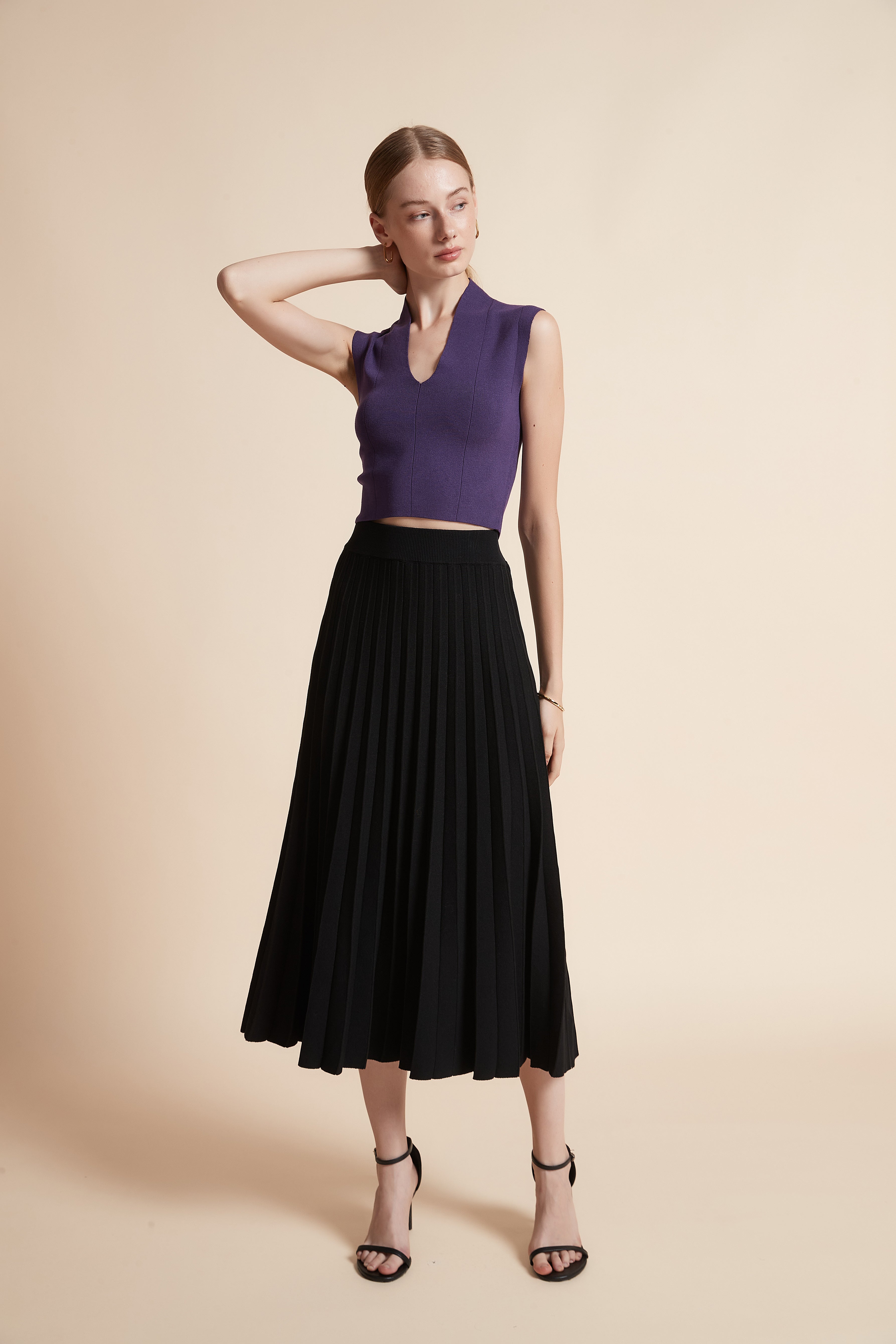 توب مضلع بدون أكمام وبفتحة V