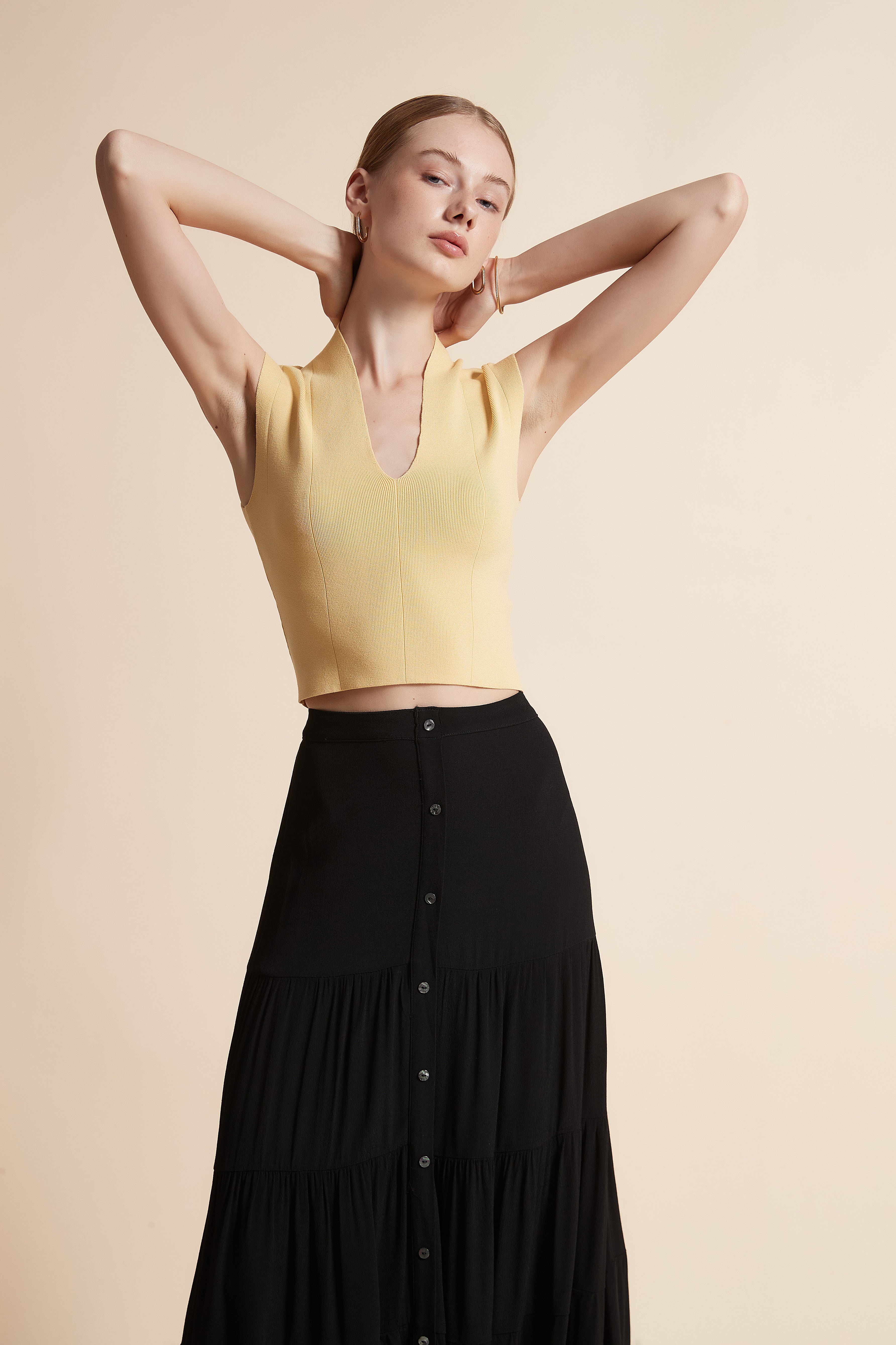 توب مضلع بدون أكمام وبفتحة V