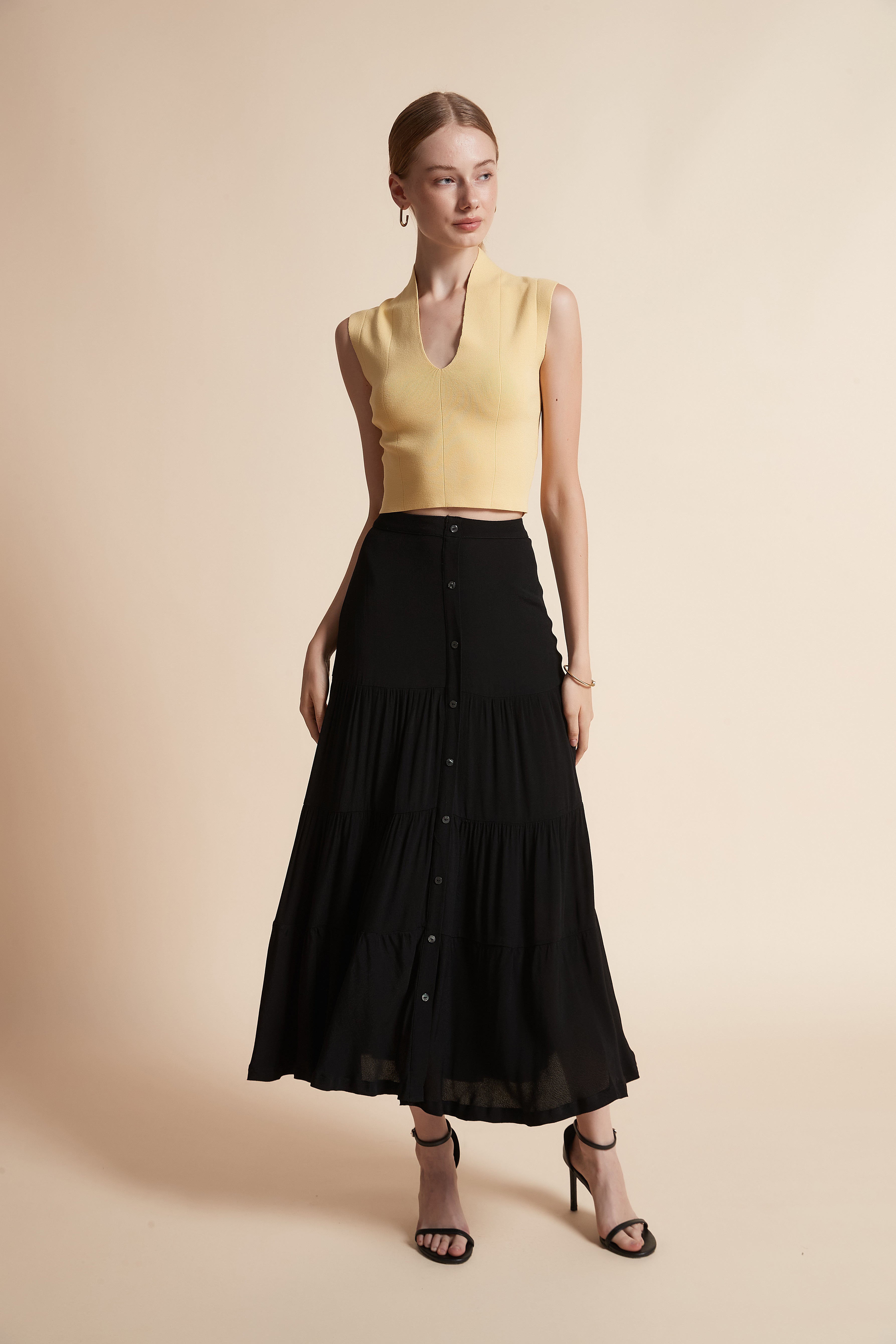 توب مضلع بدون أكمام وبفتحة V