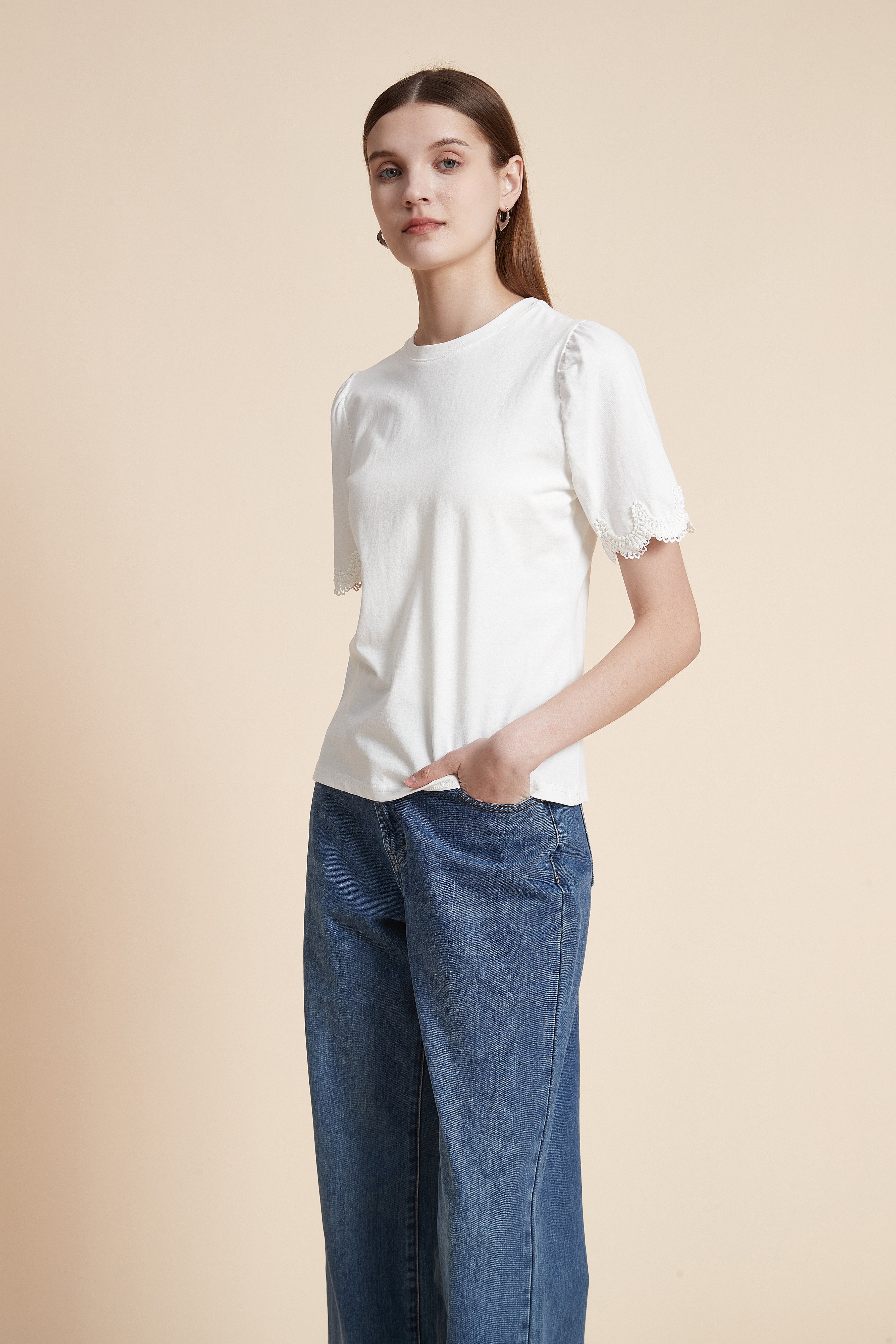 تيشيرت سادة بأكمام قصيرة مزينة بدانتيل