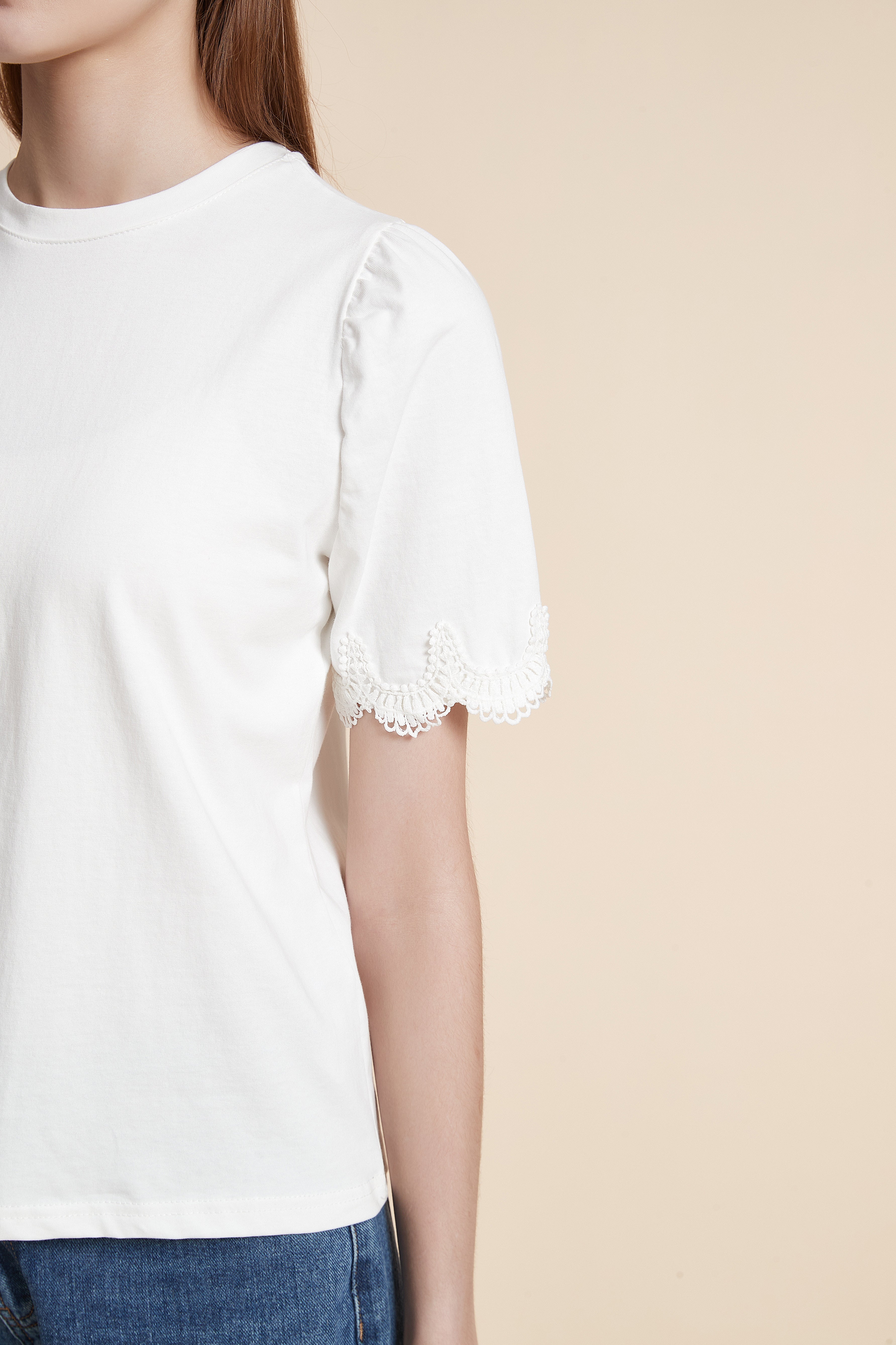 تيشيرت سادة بأكمام قصيرة مزينة بدانتيل