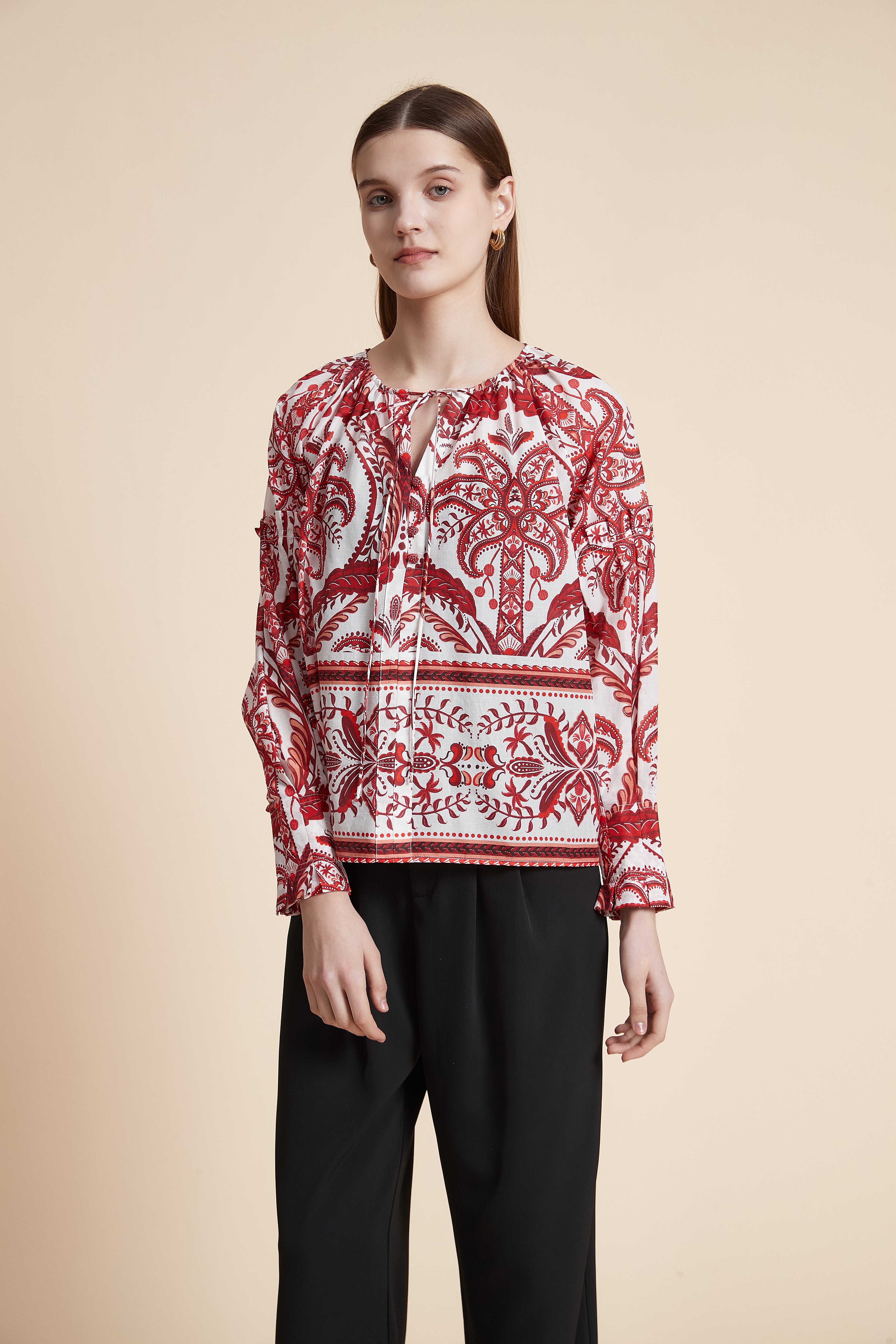 بلوزة منقوشة بأكمام طويلة