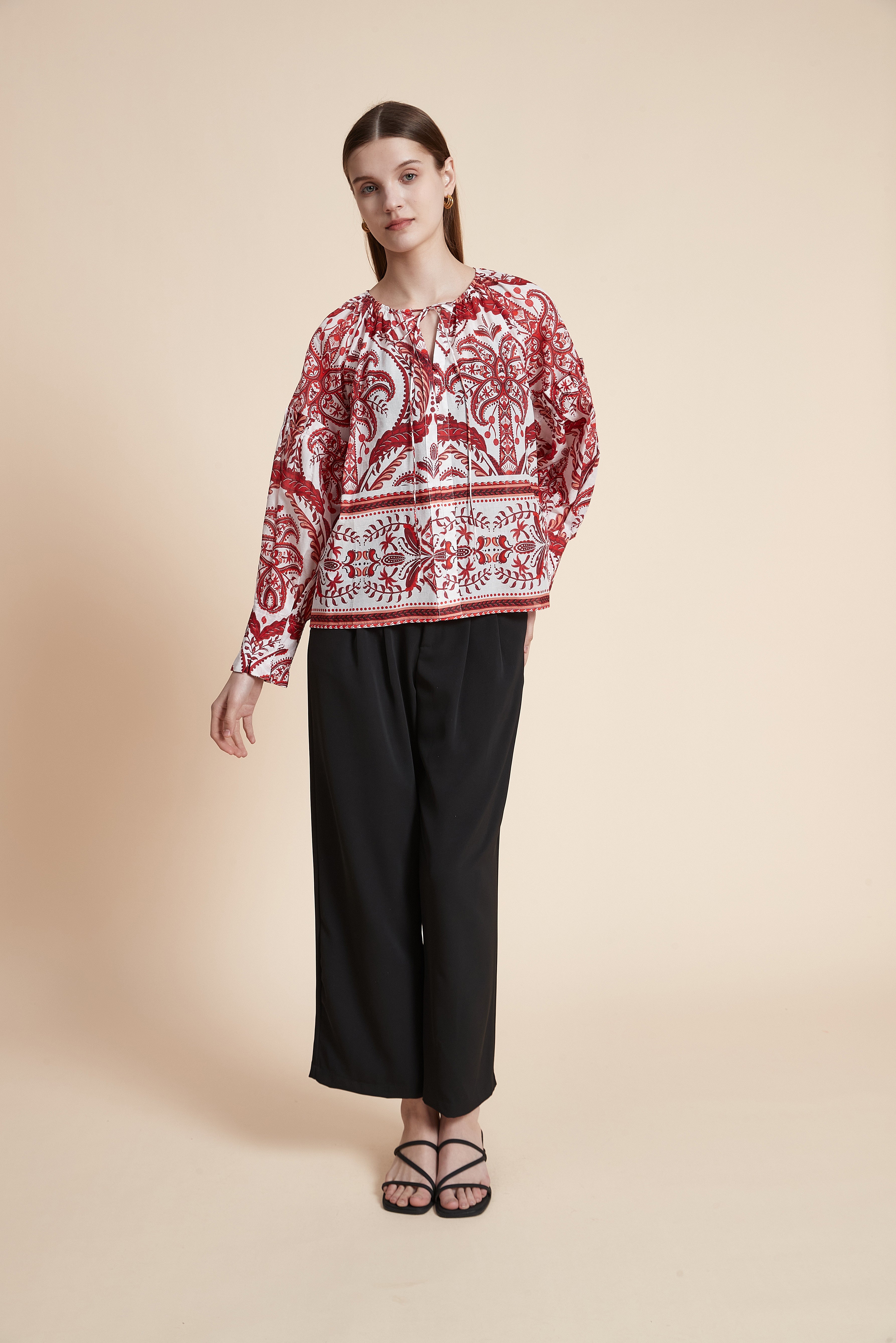 بلوزة منقوشة بأكمام طويلة