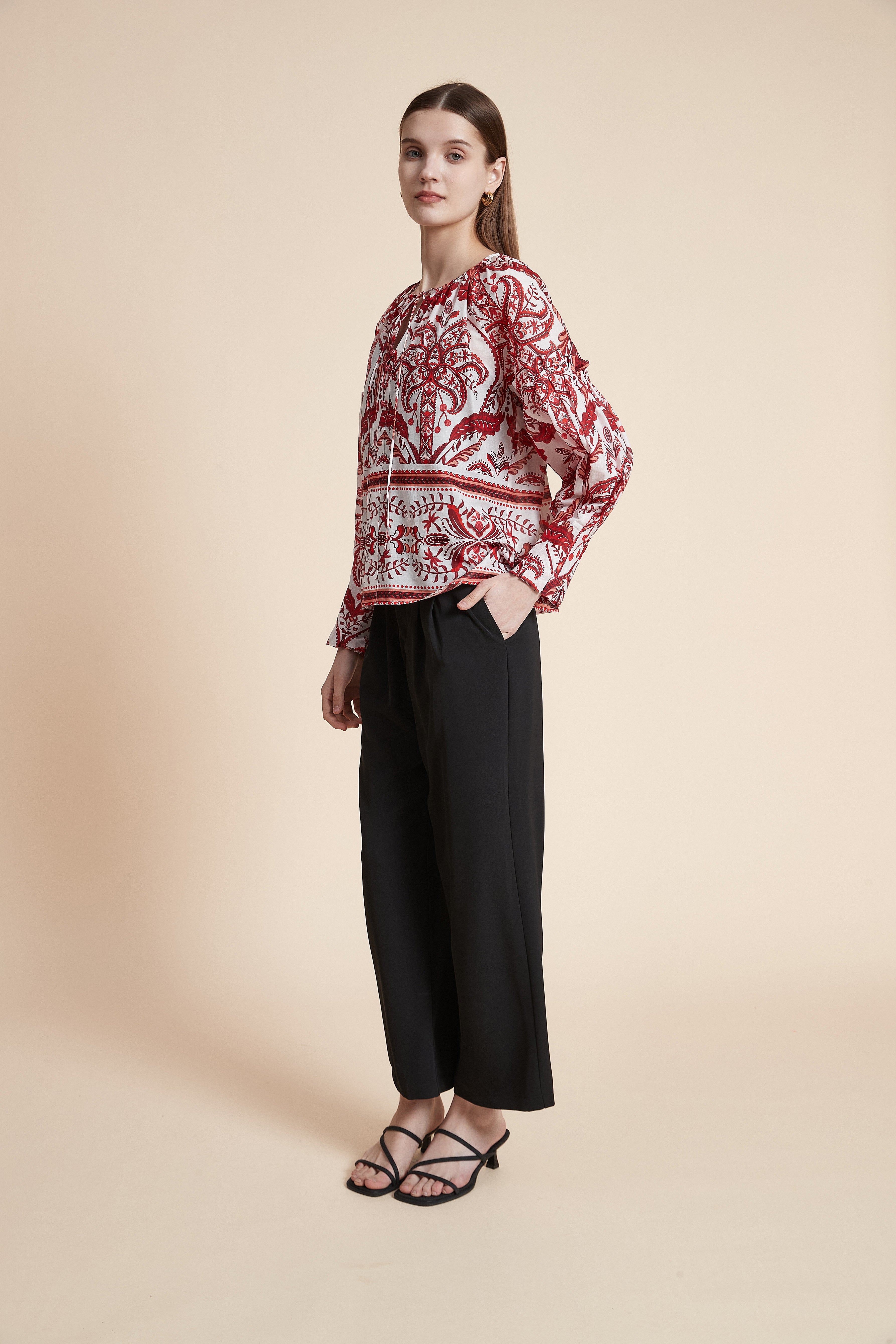 بلوزة منقوشة بأكمام طويلة