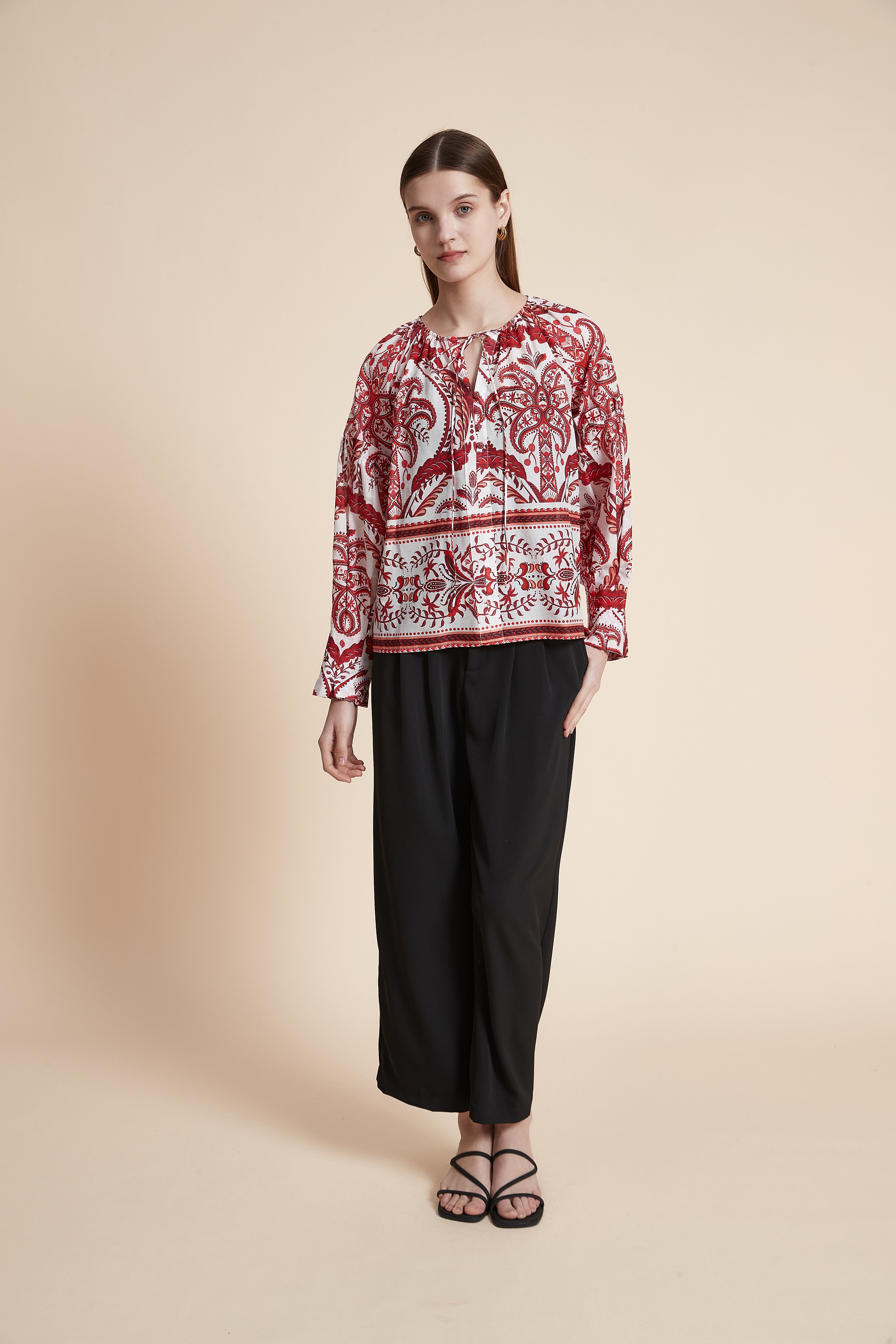 بلوزة منقوشة بأكمام طويلة