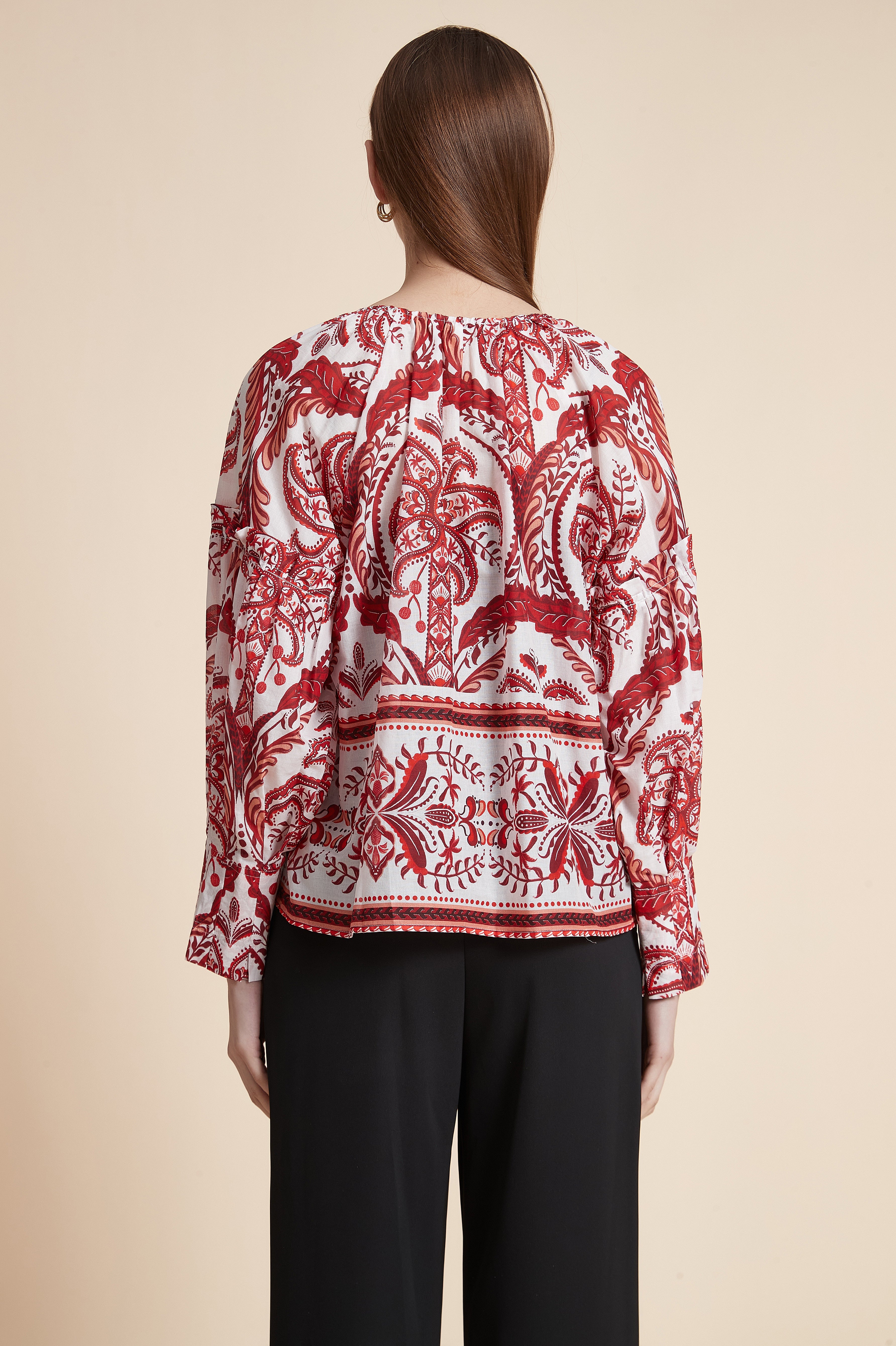 بلوزة منقوشة بأكمام طويلة