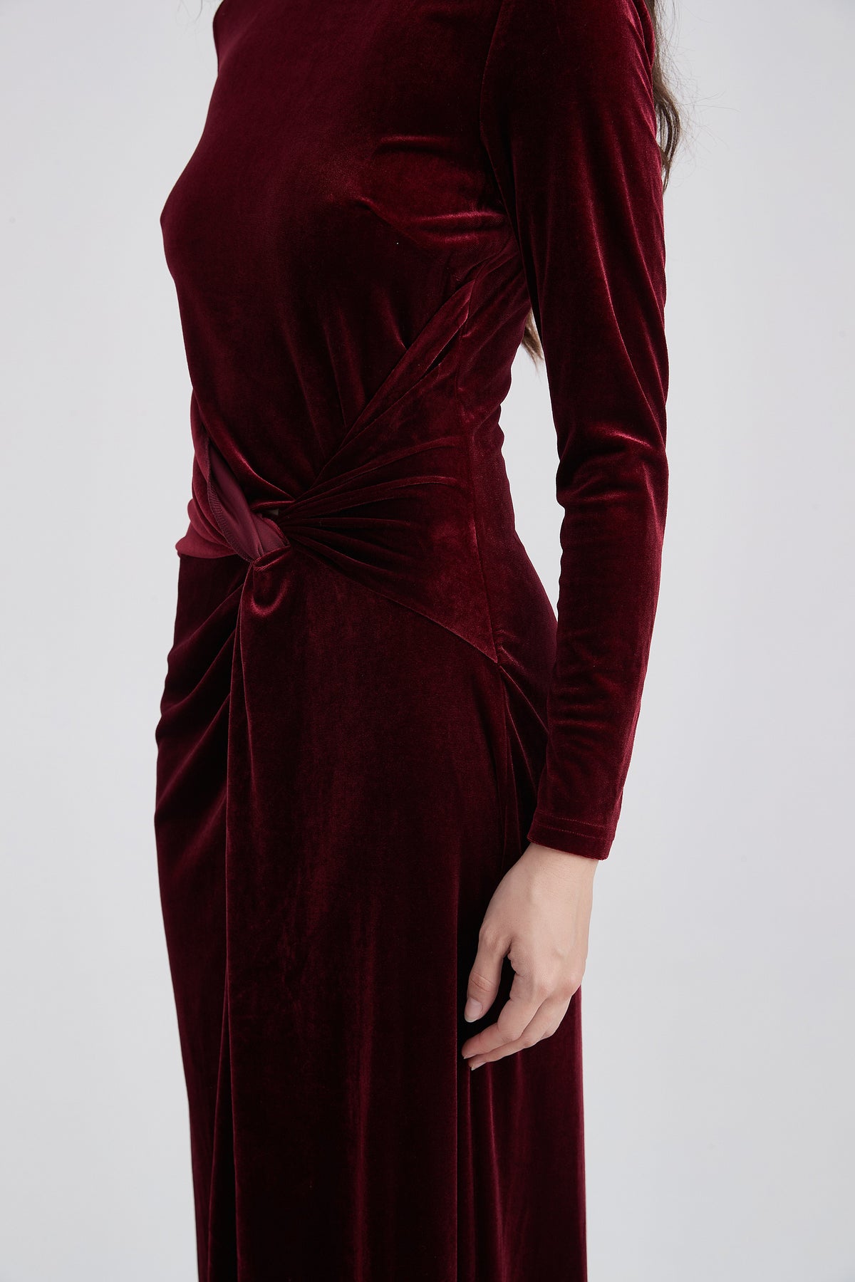 فستان ماكسي بأكمام طويلة وعقدة جانبية