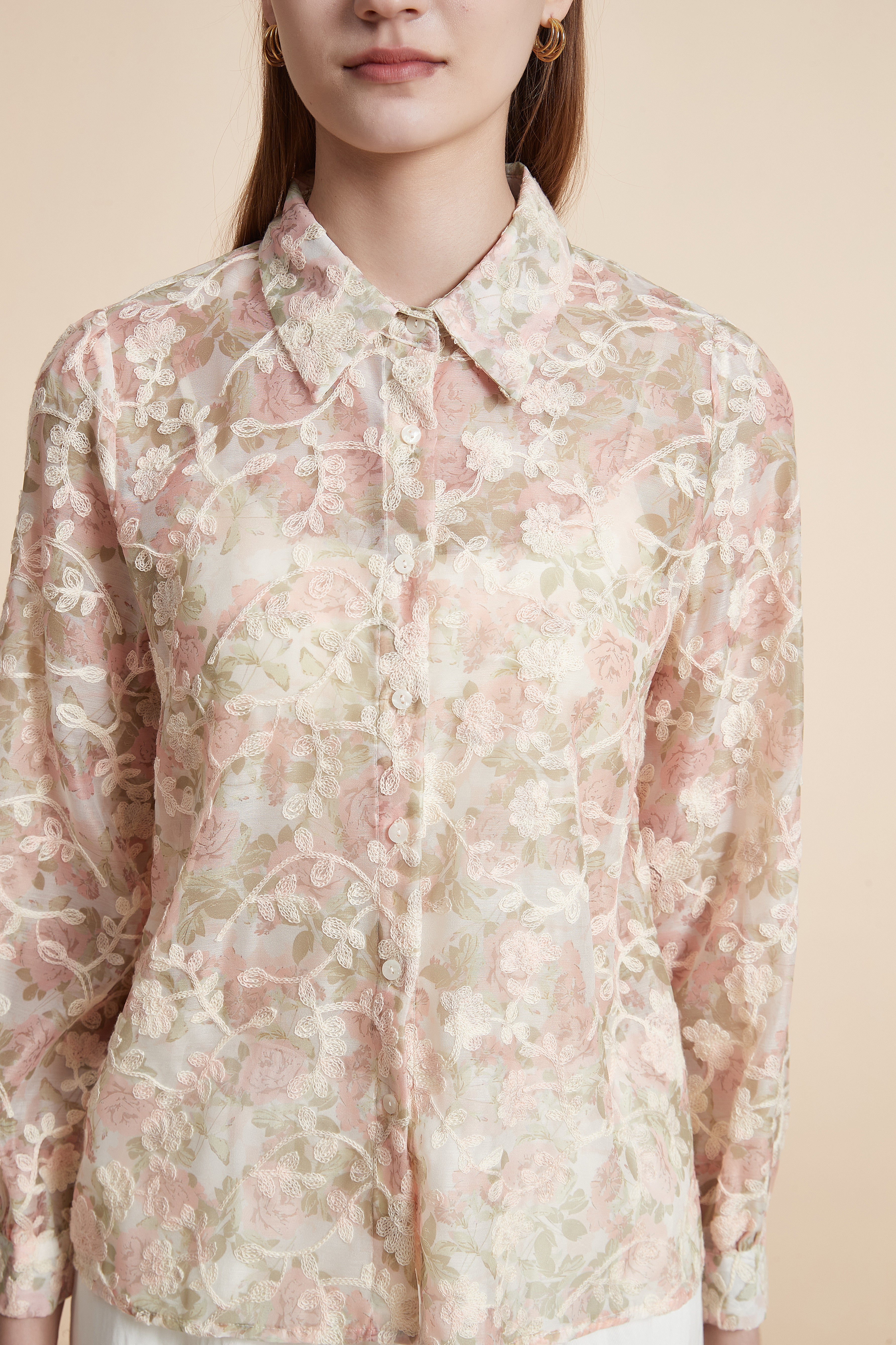قميص مطرز بأكمام طويلة شفاف