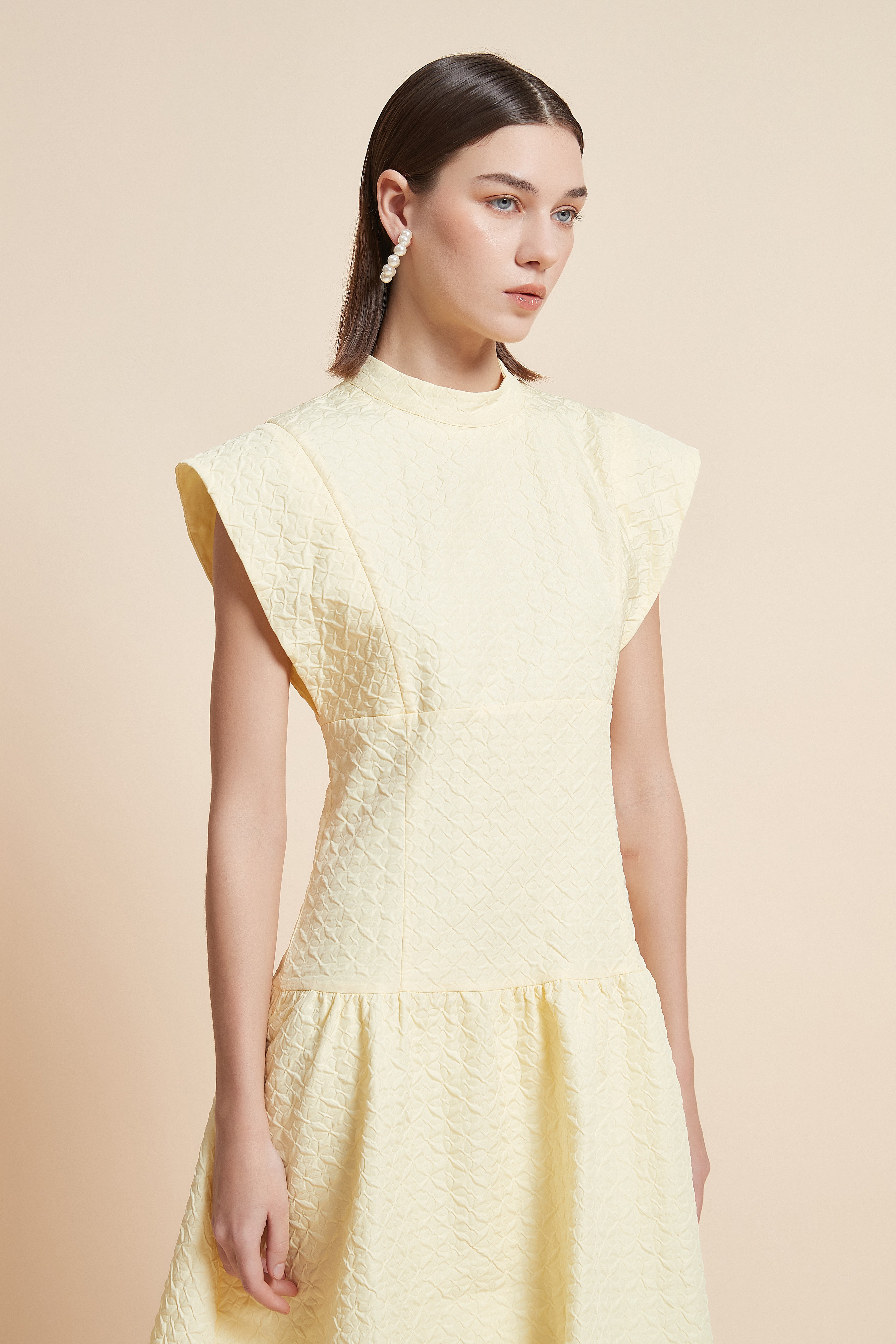 فستان بدون كم سادة بطول الركبة