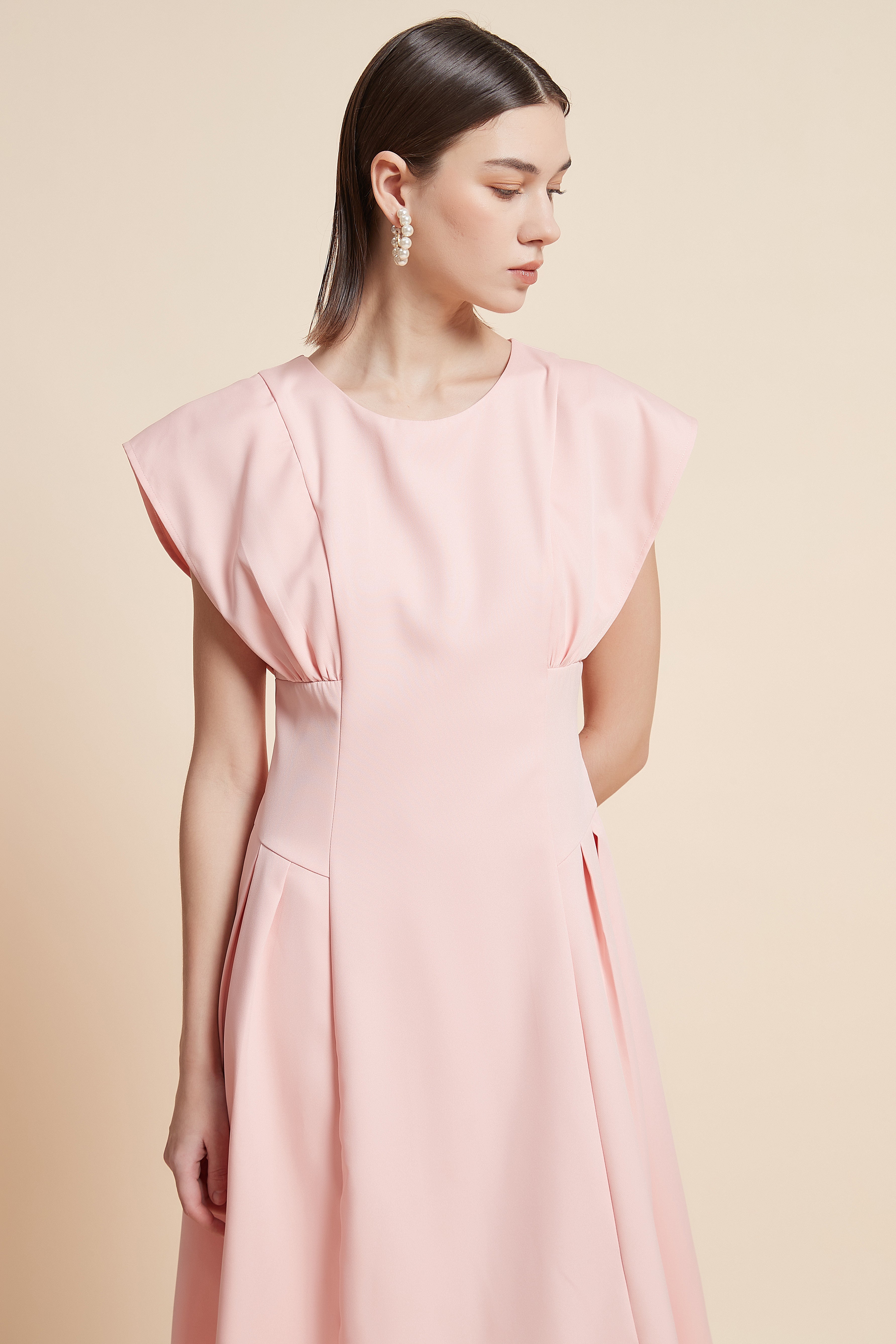 فستان بدون كم سادة بطول الركبة