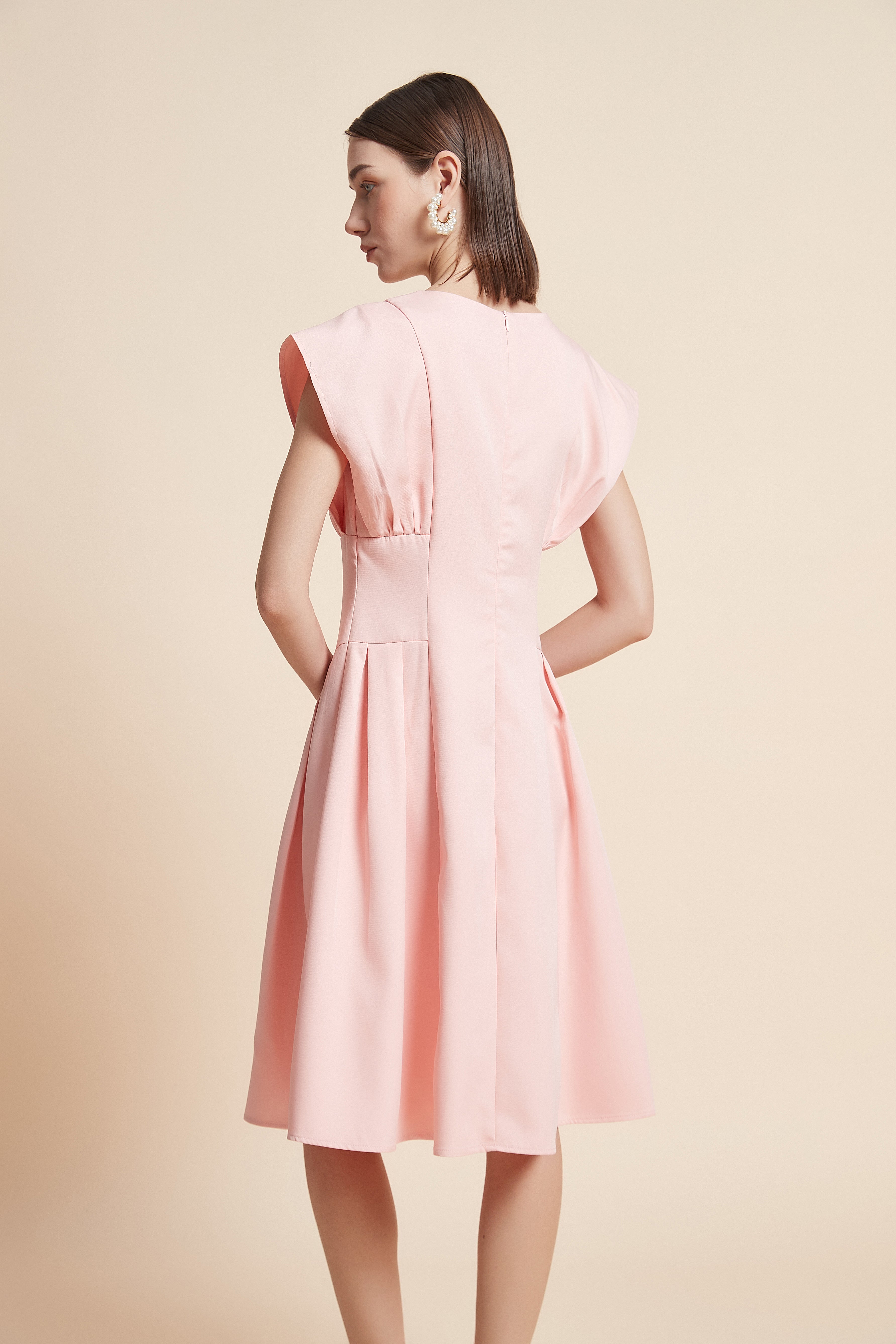 فستان بدون كم سادة بطول الركبة