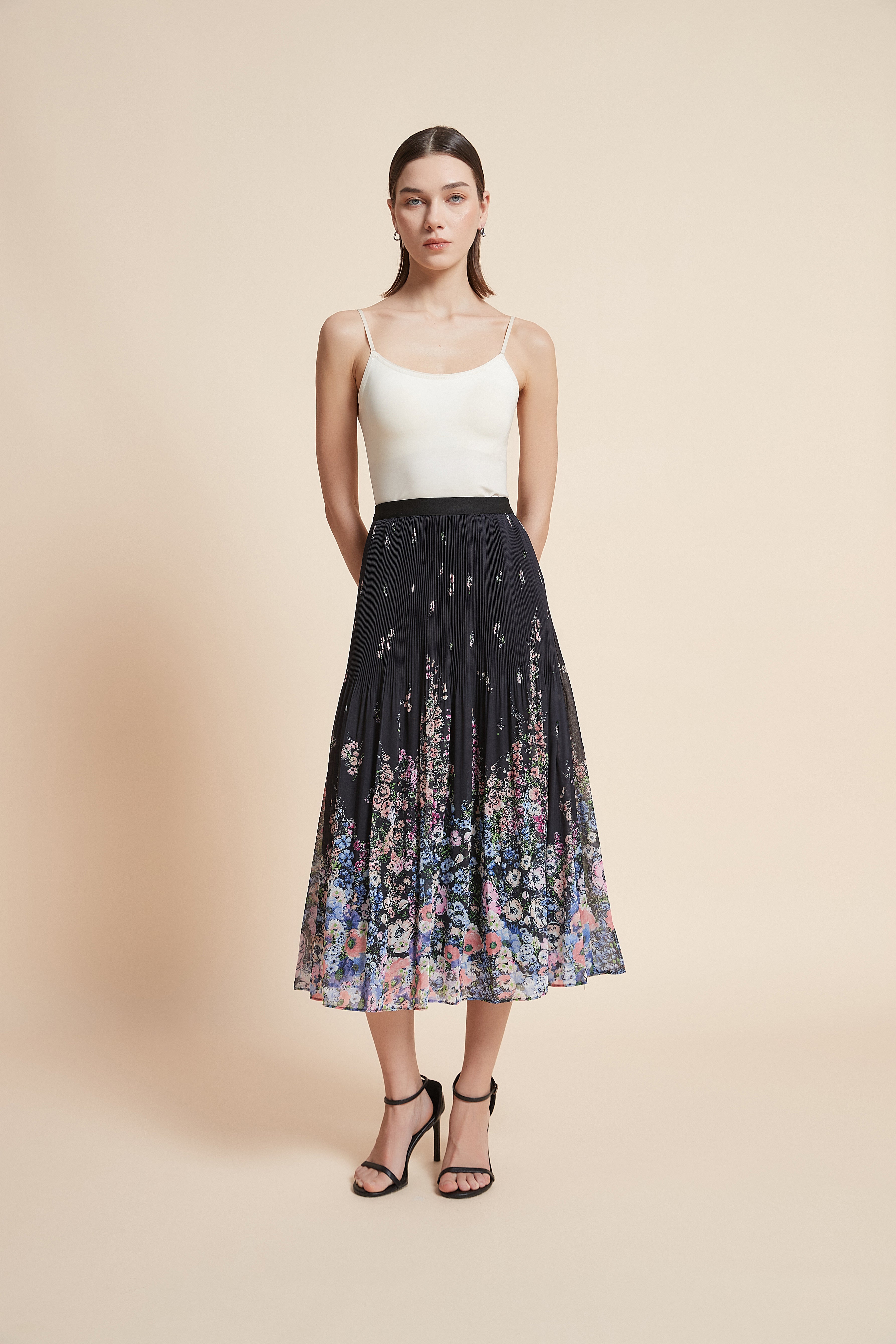 تنورة ميدي موردة بقصة واسعة