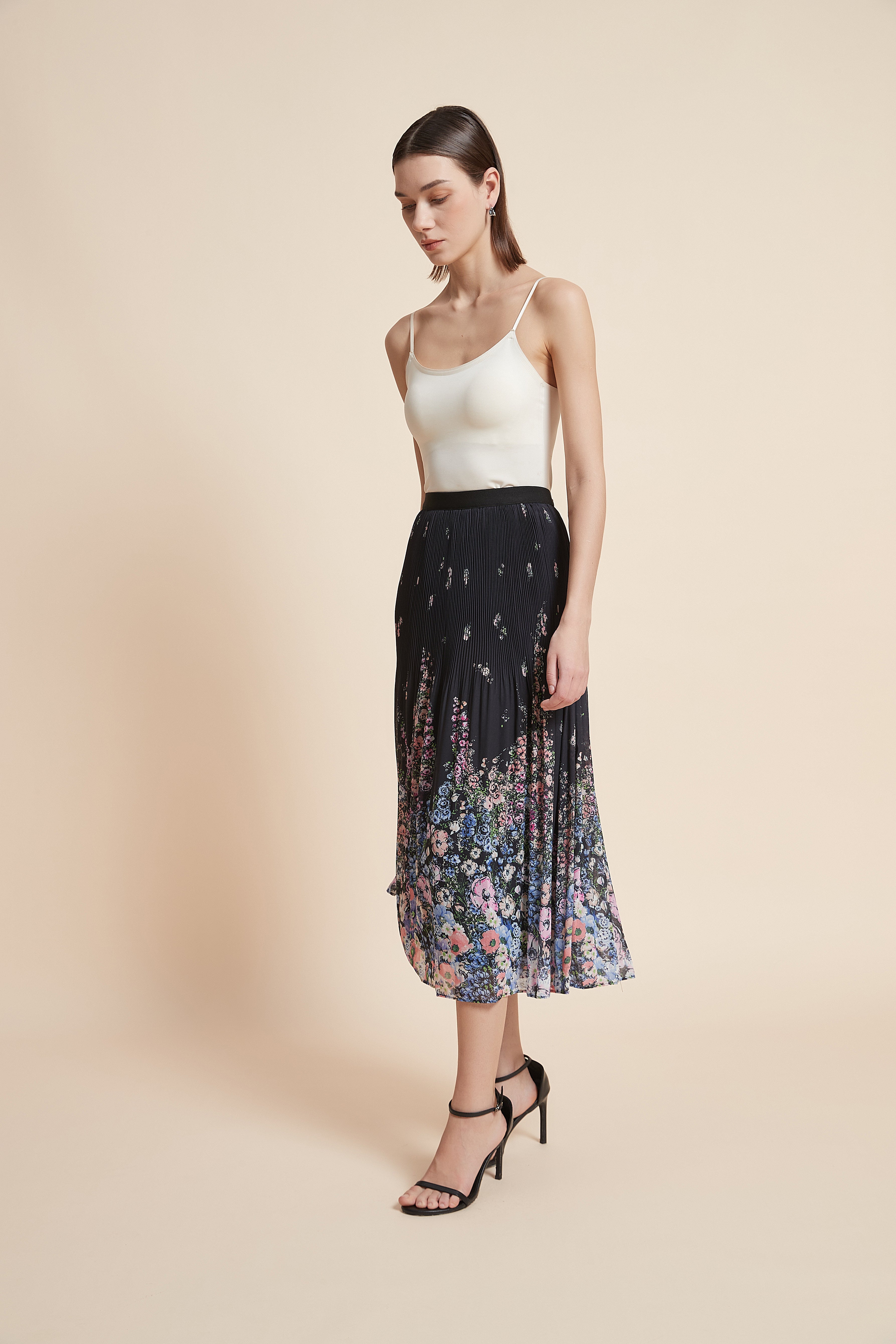 تنورة ميدي موردة بقصة واسعة