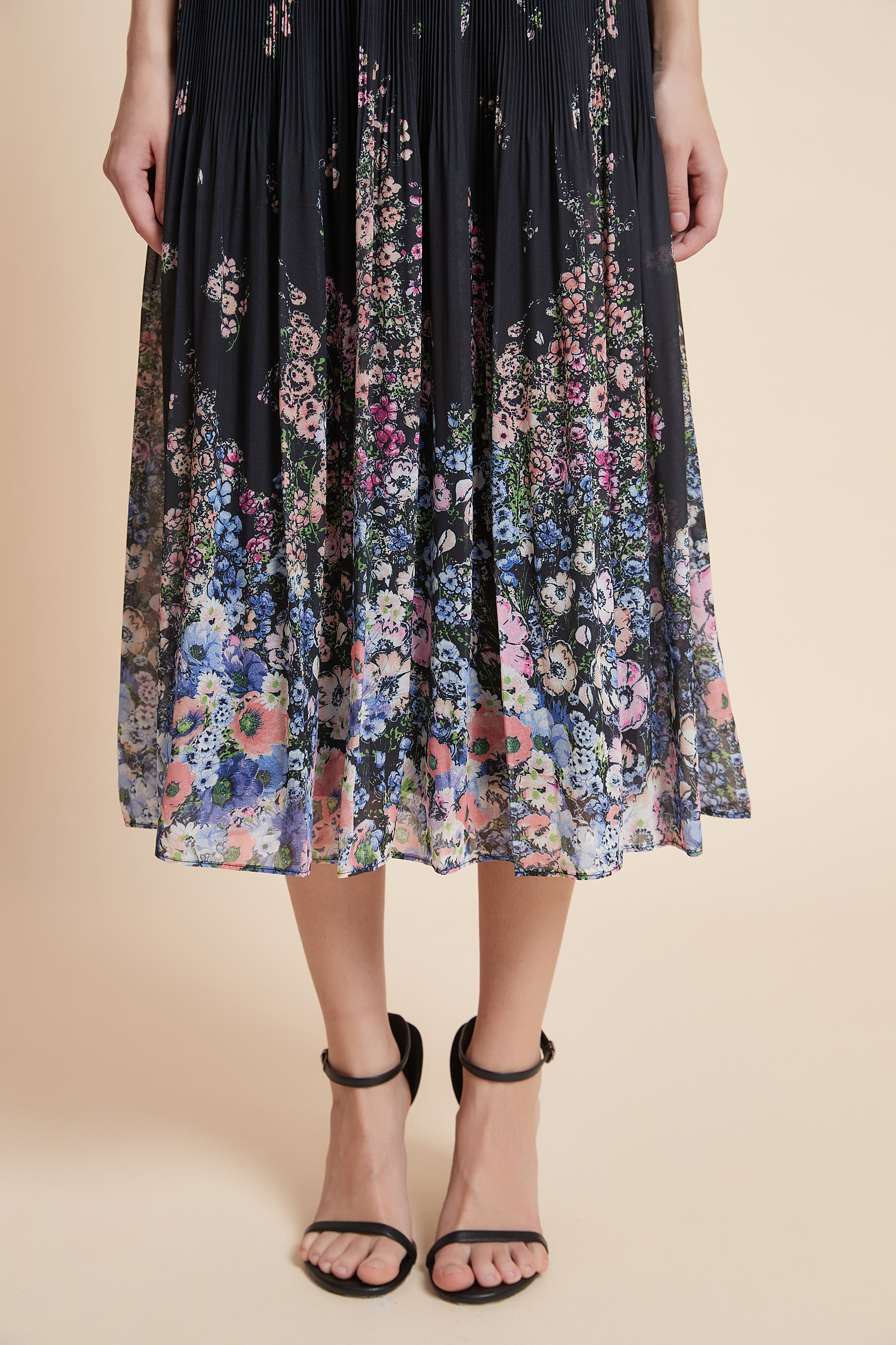 تنورة ميدي موردة بقصة واسعة