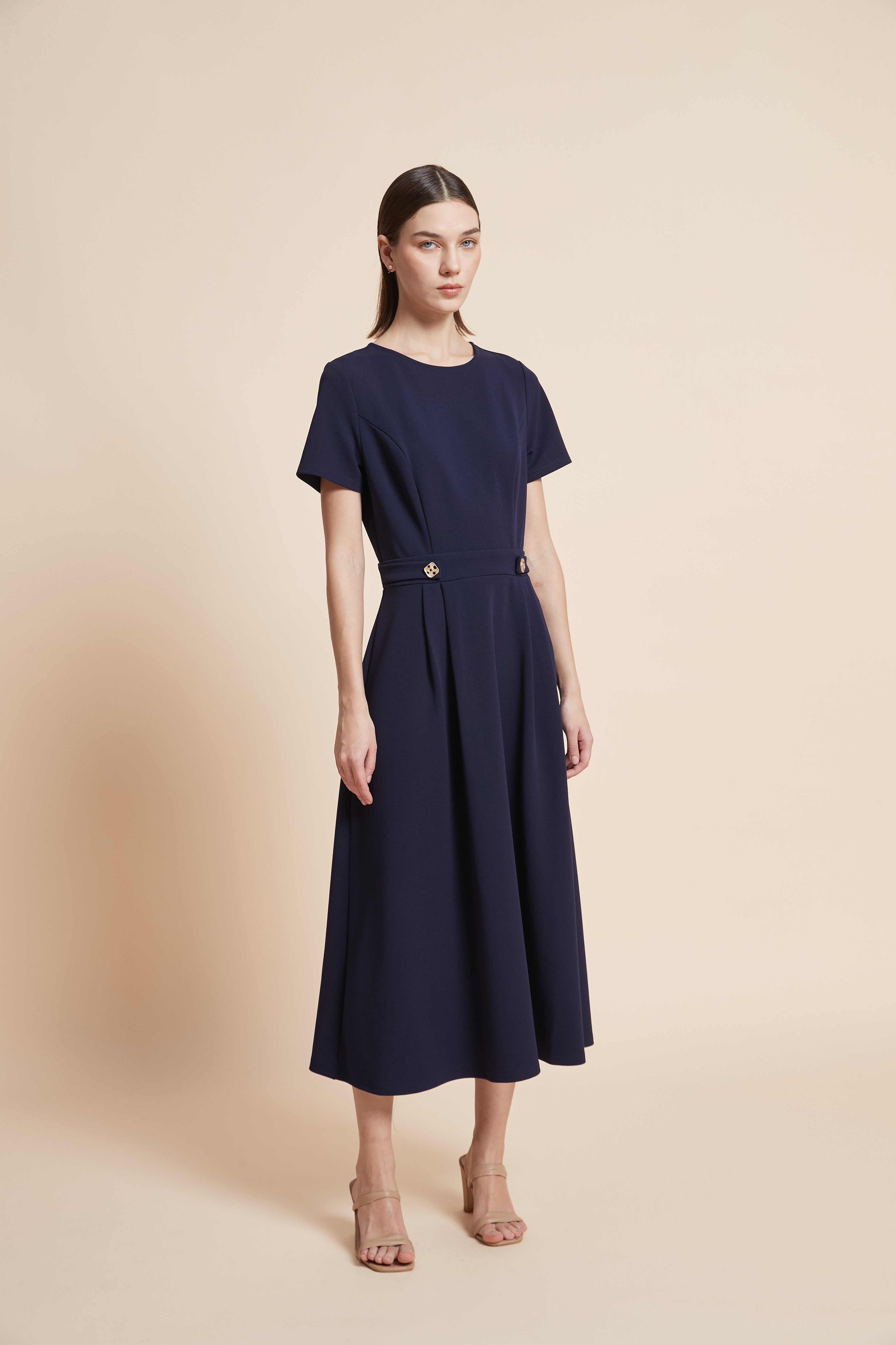 فستان ميدي نصف كم بقصة واسعة