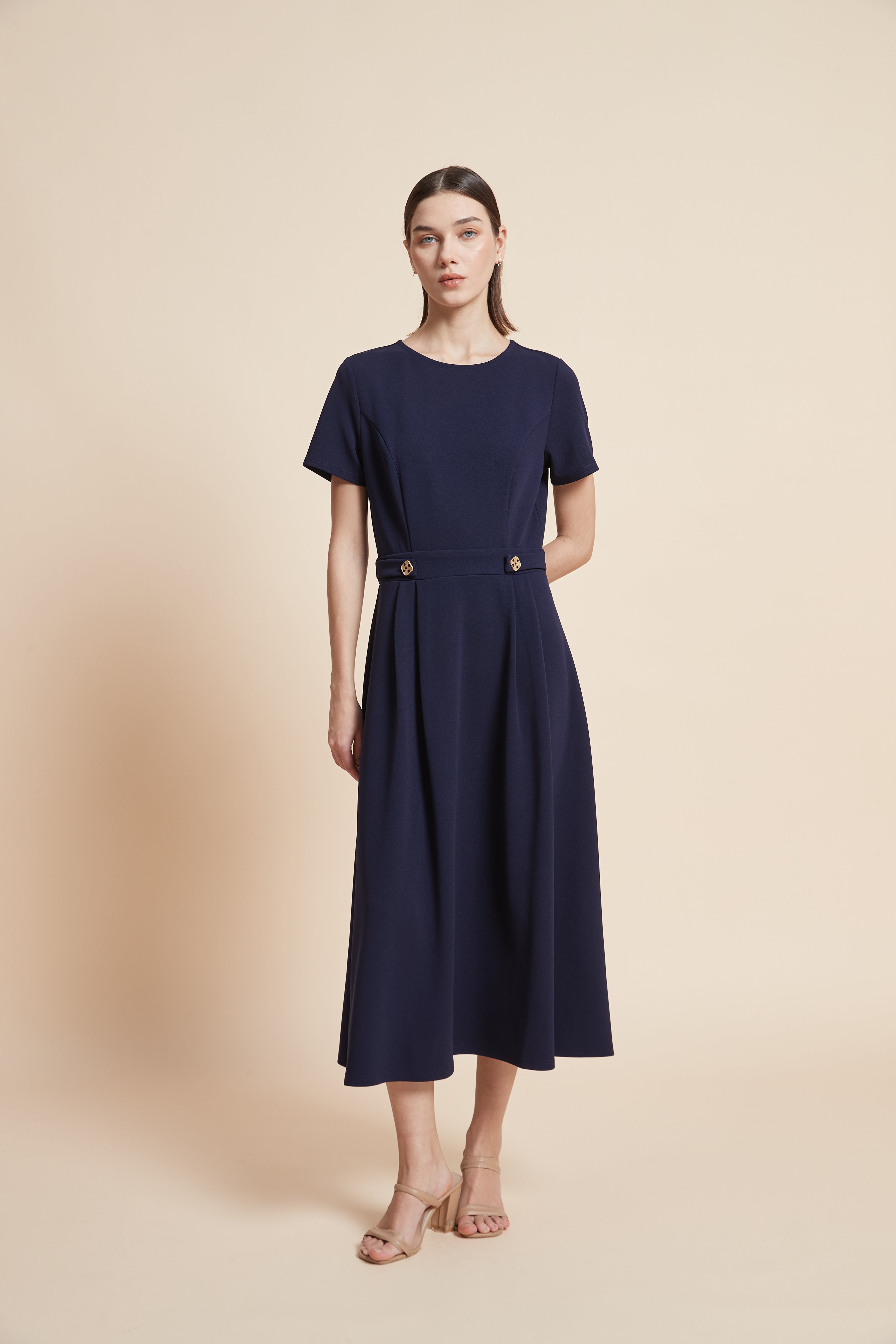 فستان ميدي نصف كم بقصة واسعة