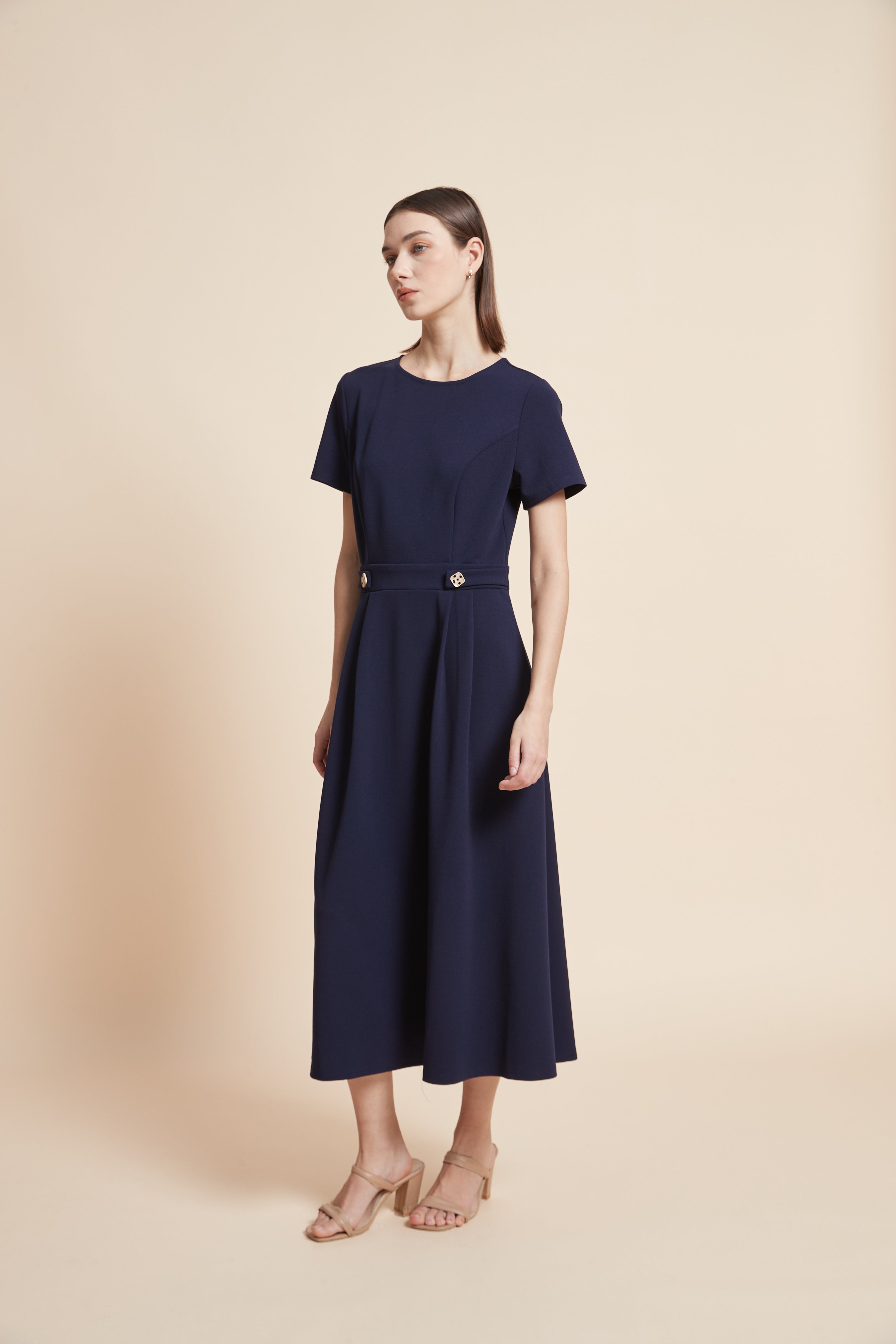 فستان ميدي نصف كم بقصة واسعة