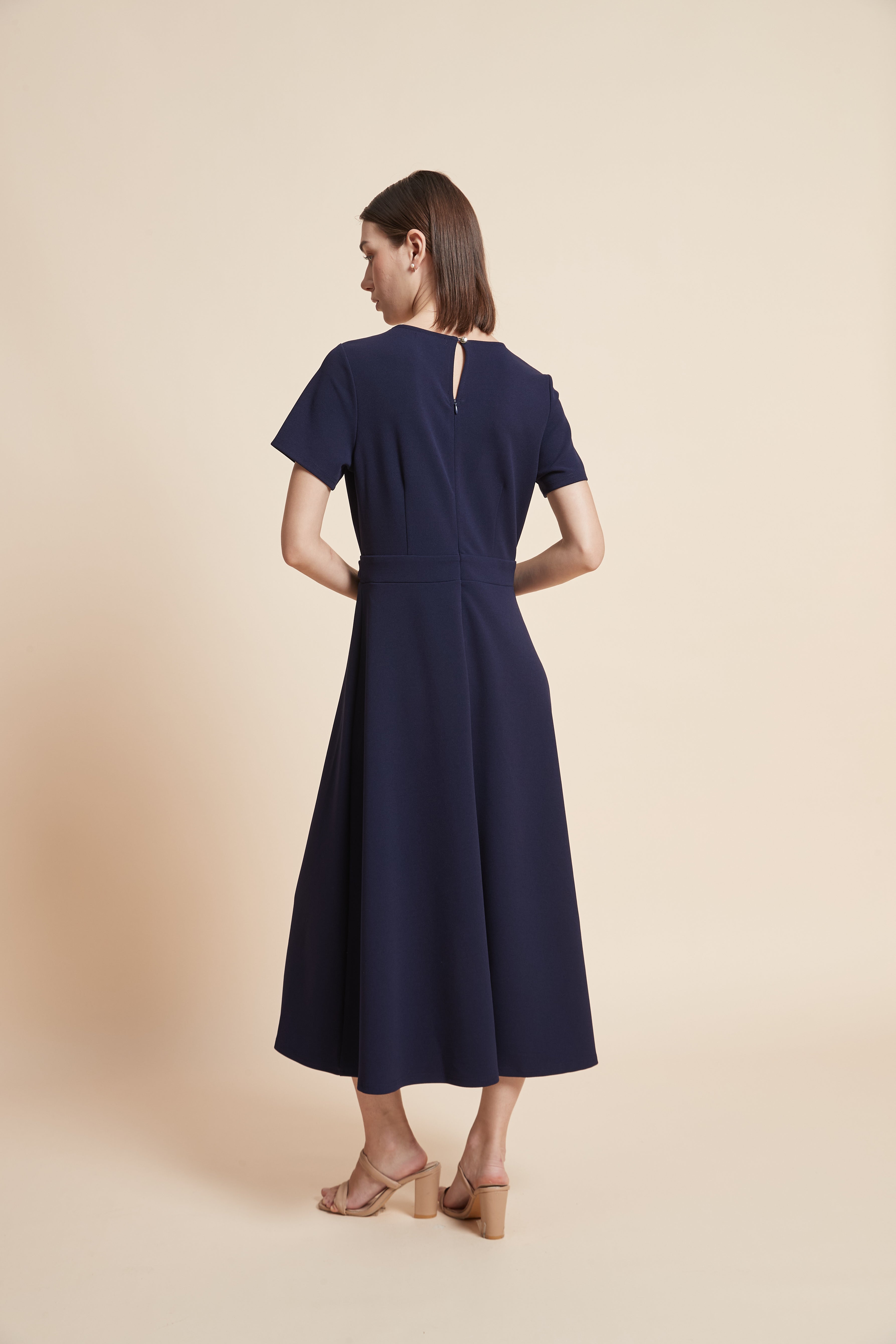 فستان ميدي نصف كم بقصة واسعة