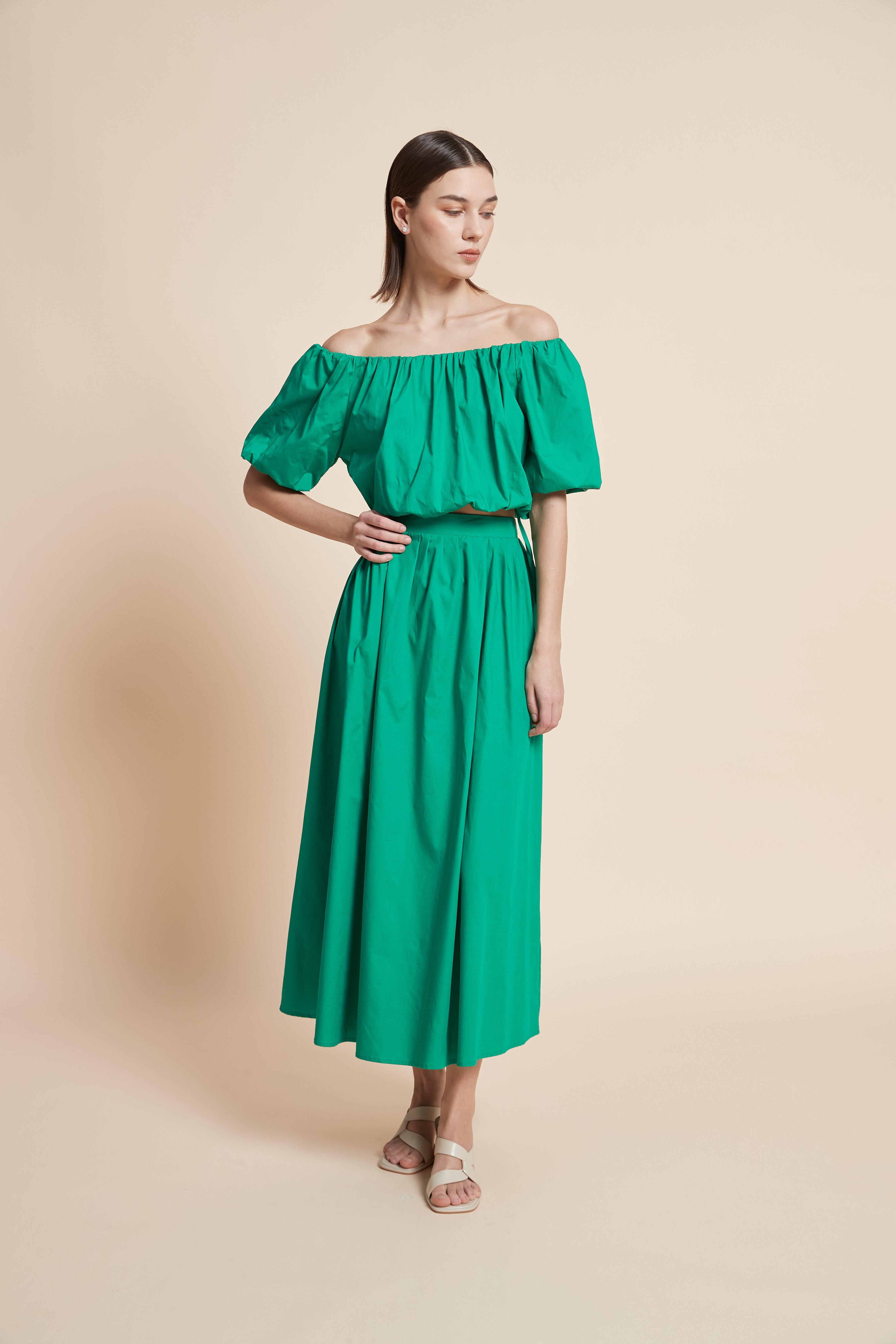 بلوزة سادة مكشكشة بأكتاف مكشوفة