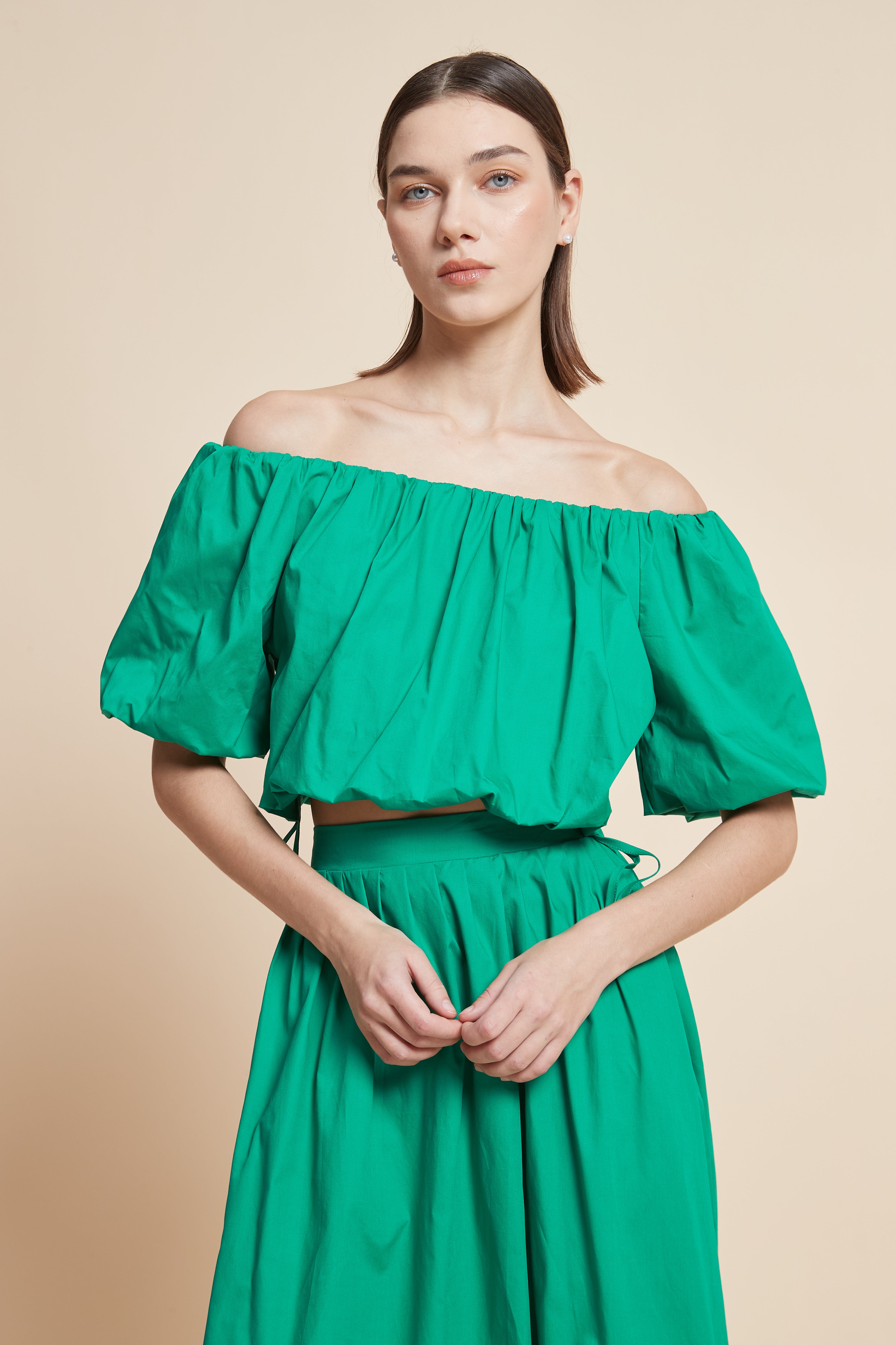 بلوزة سادة مكشكشة بأكتاف مكشوفة