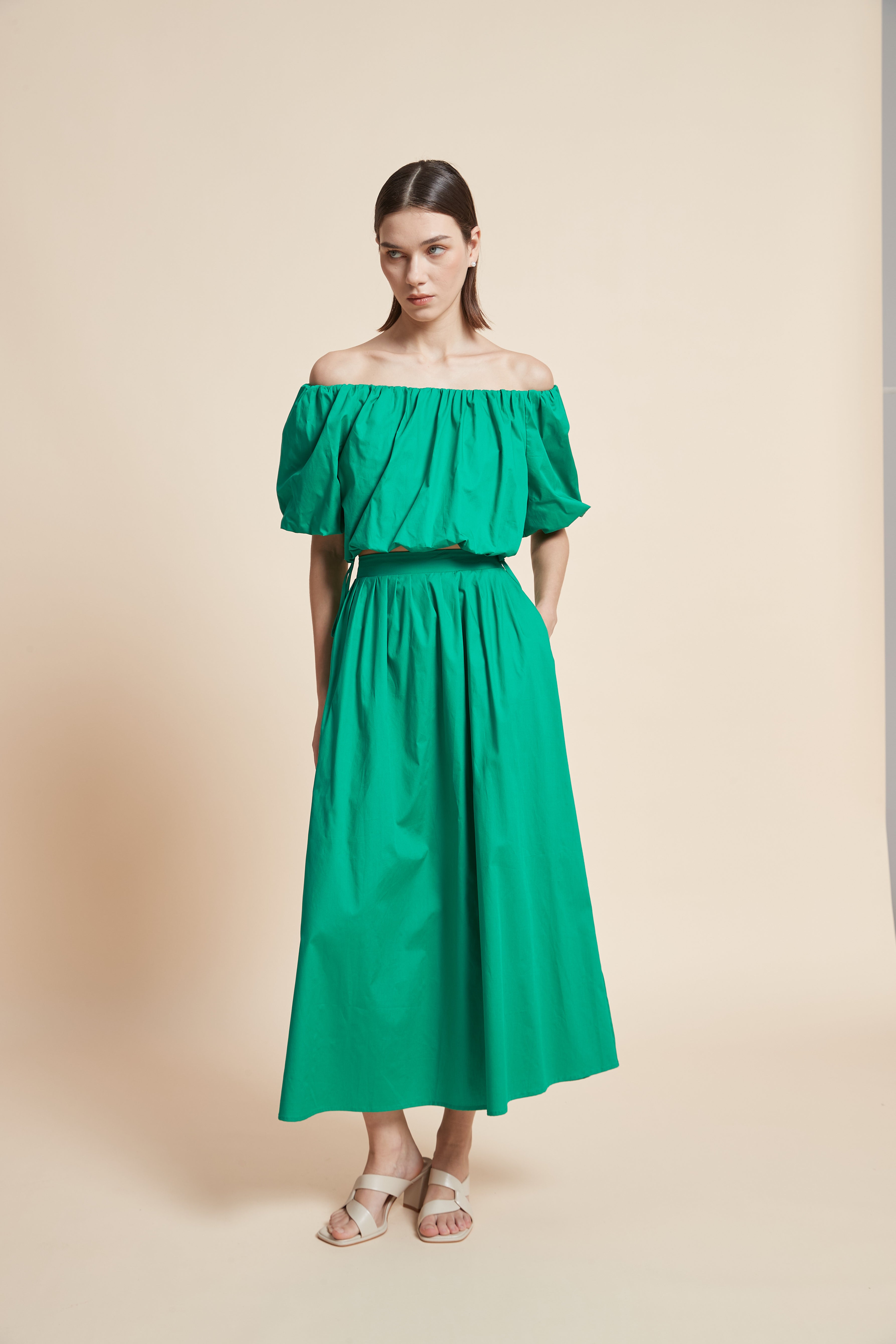 بلوزة سادة مكشكشة بأكتاف مكشوفة