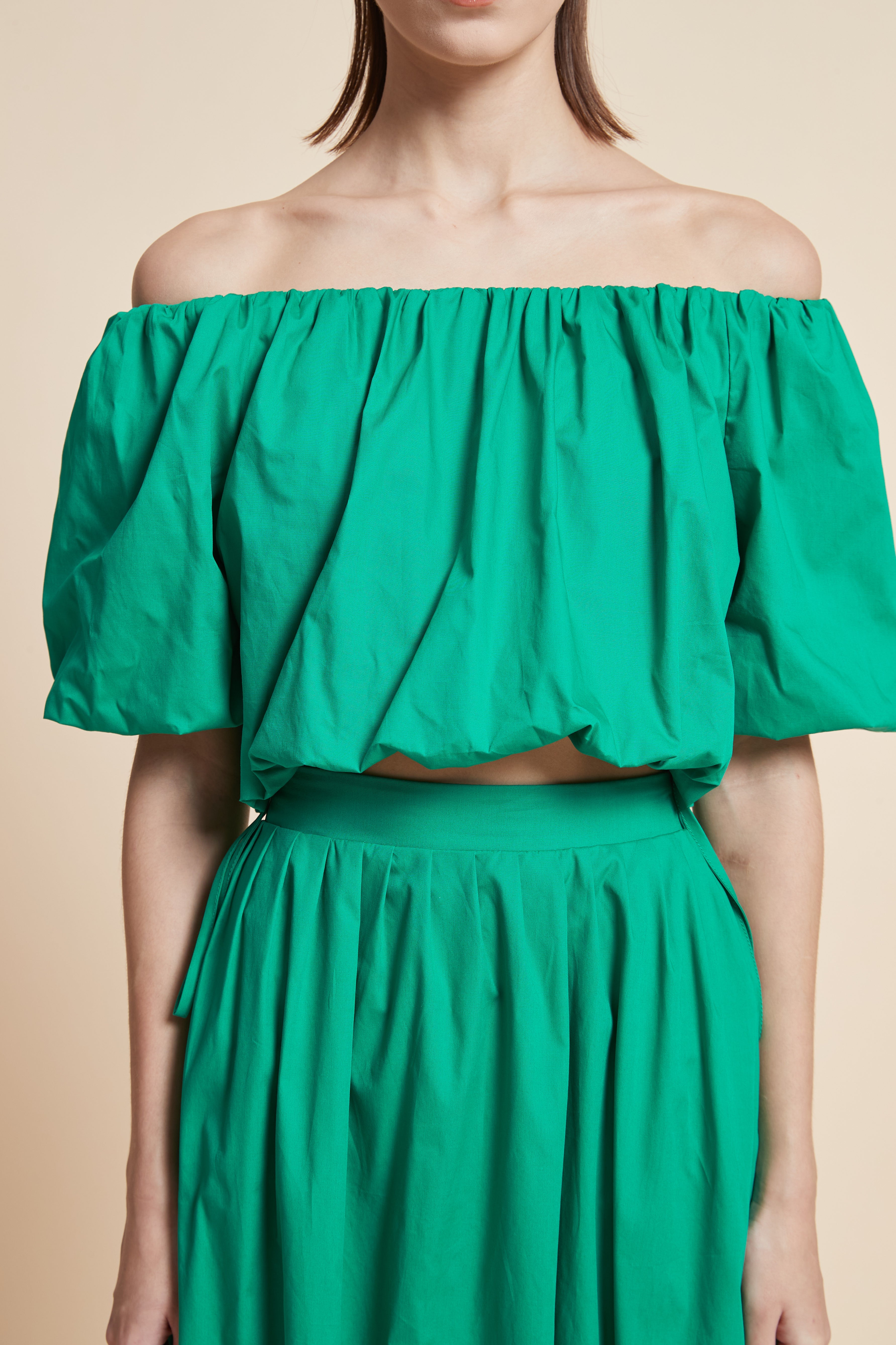 بلوزة سادة مكشكشة بأكتاف مكشوفة