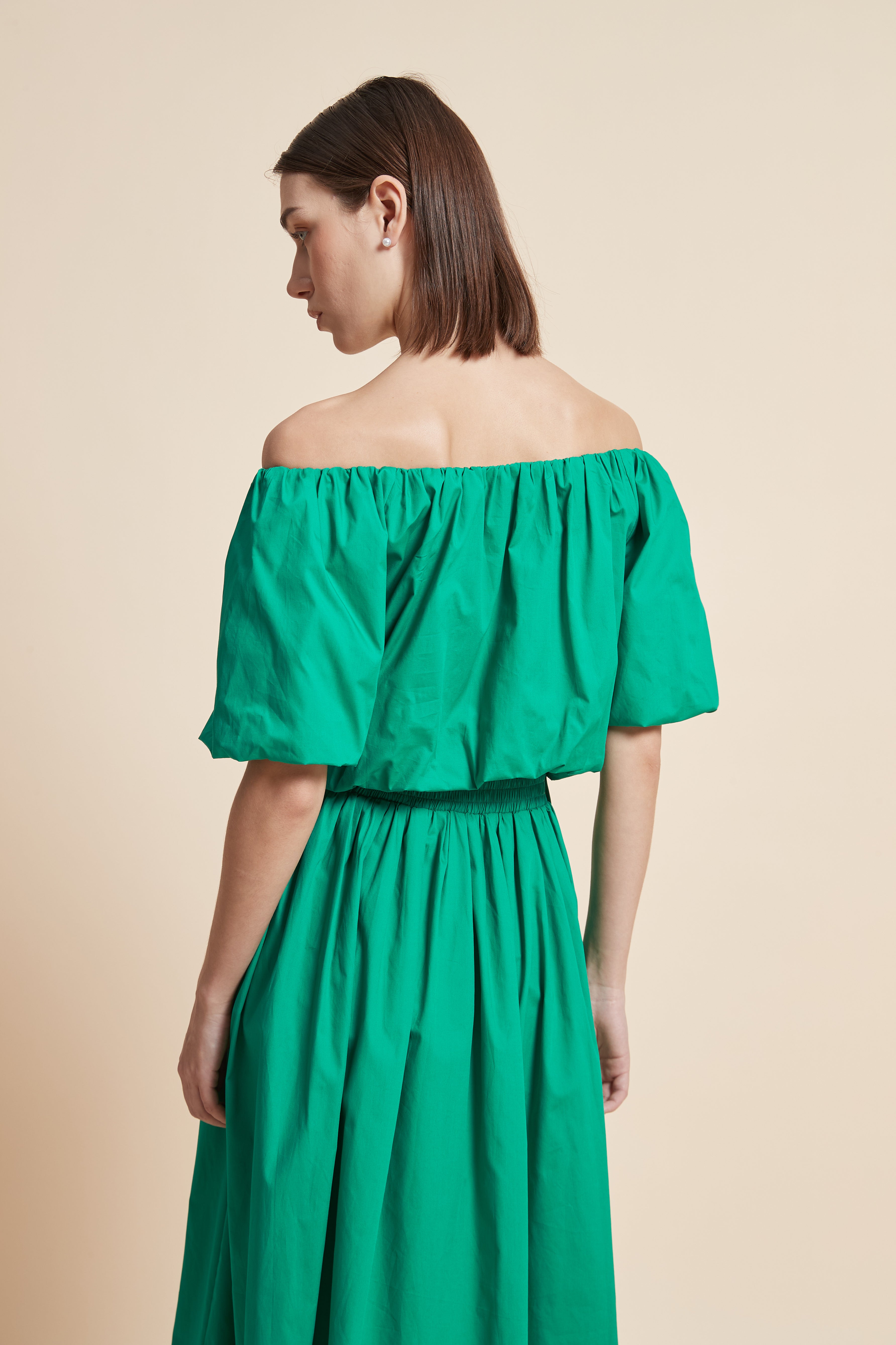 بلوزة سادة مكشكشة بأكتاف مكشوفة