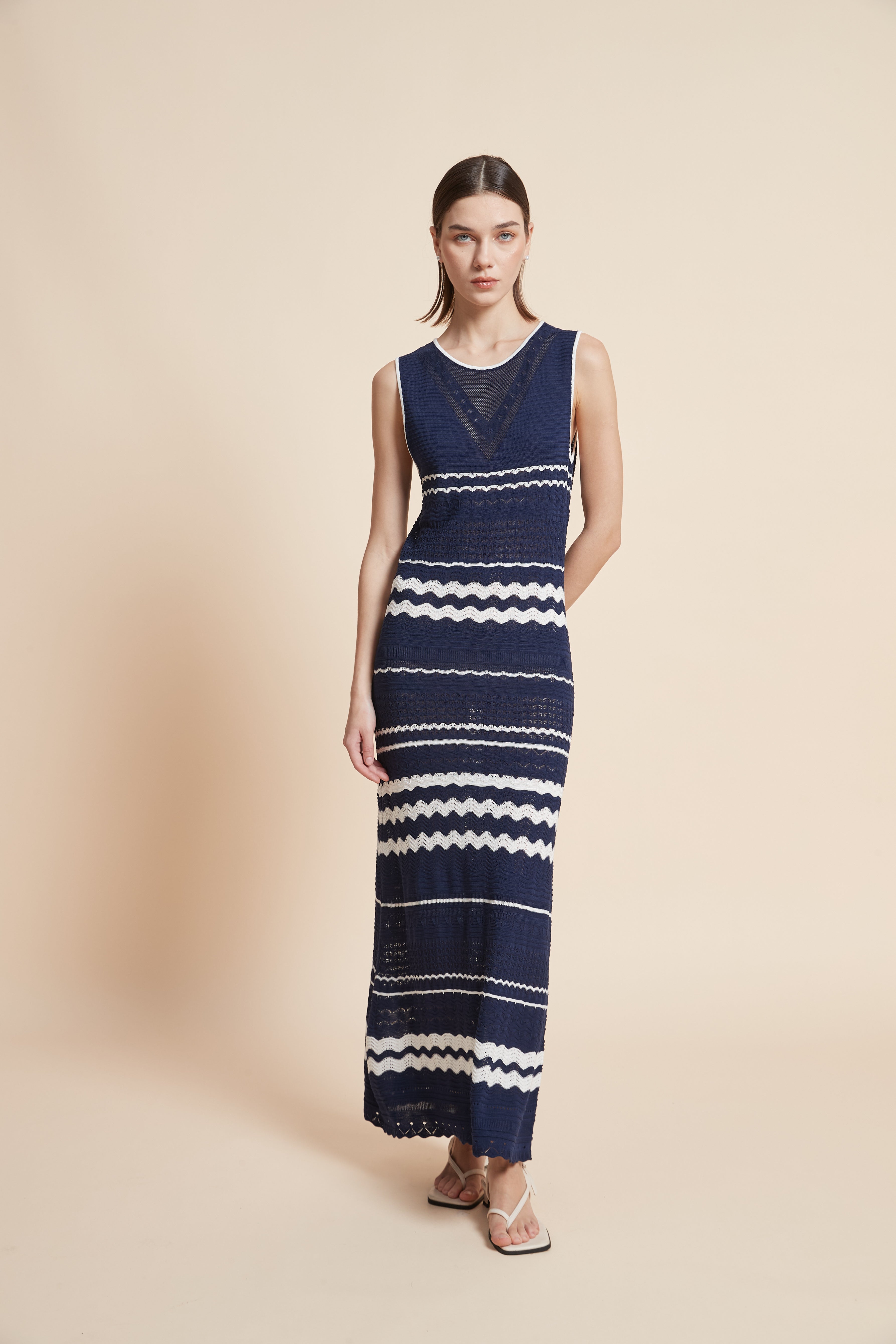 فستان طويل مخطط بدون أكمام