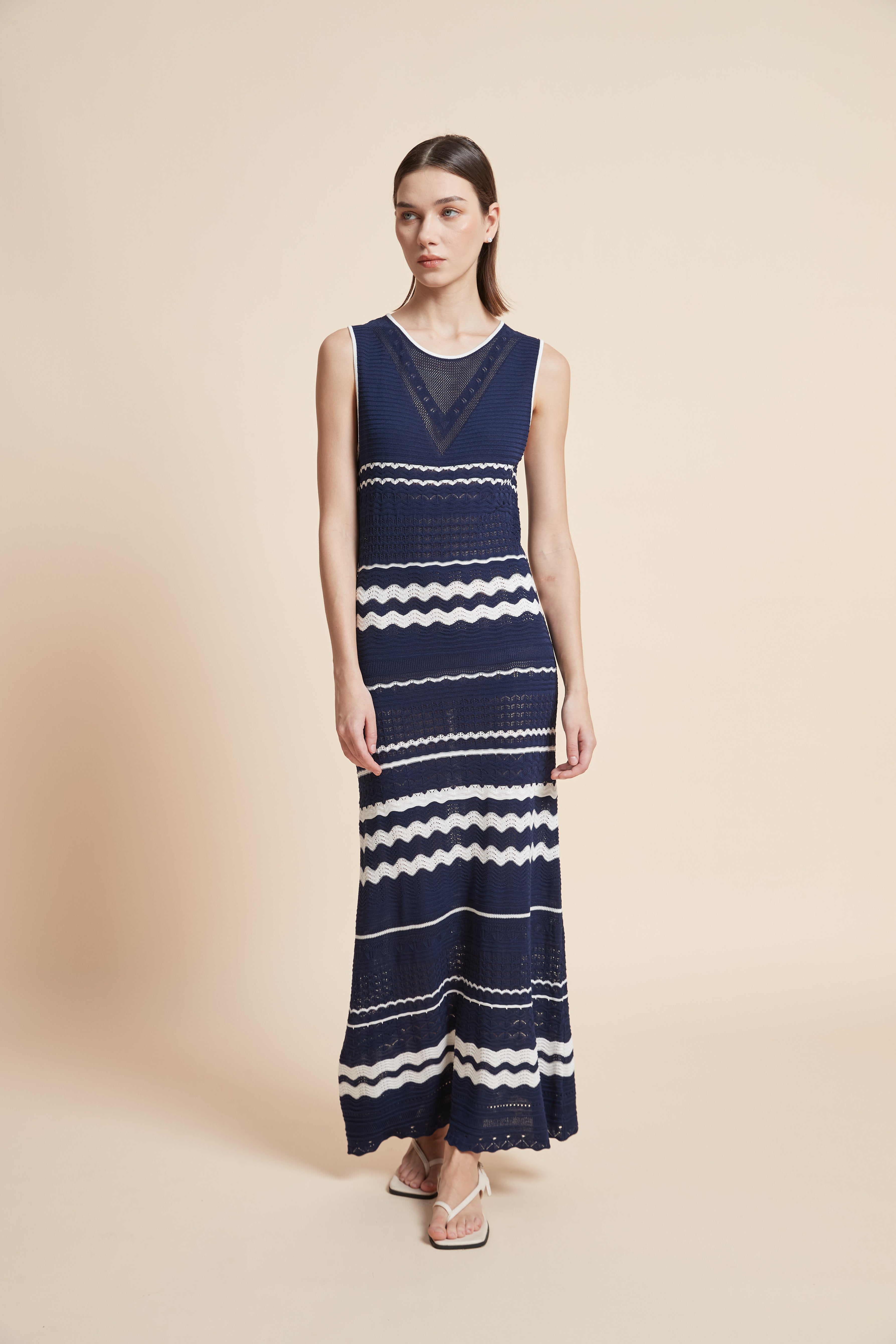 فستان طويل مخطط بدون أكمام