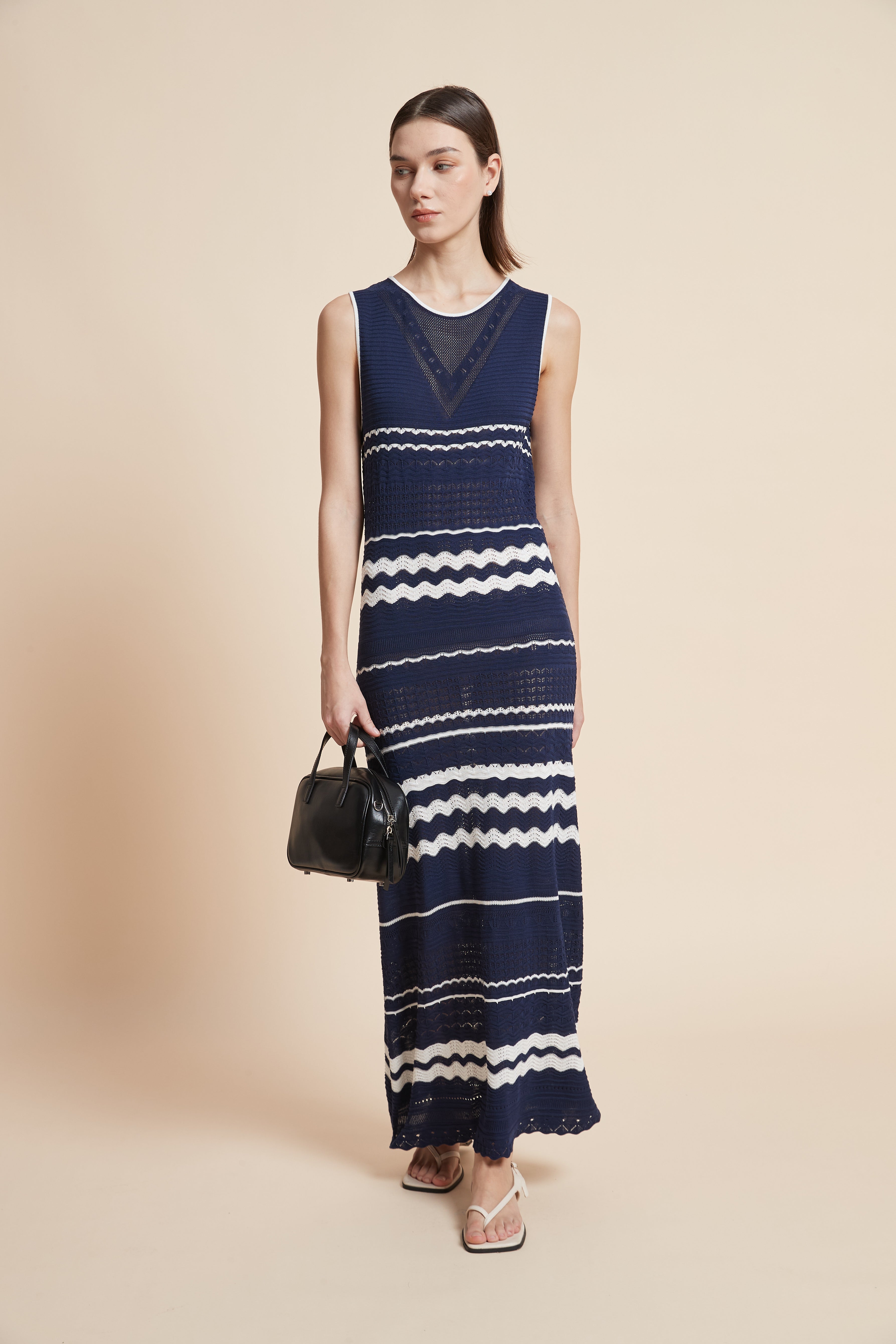 فستان طويل مخطط بدون أكمام