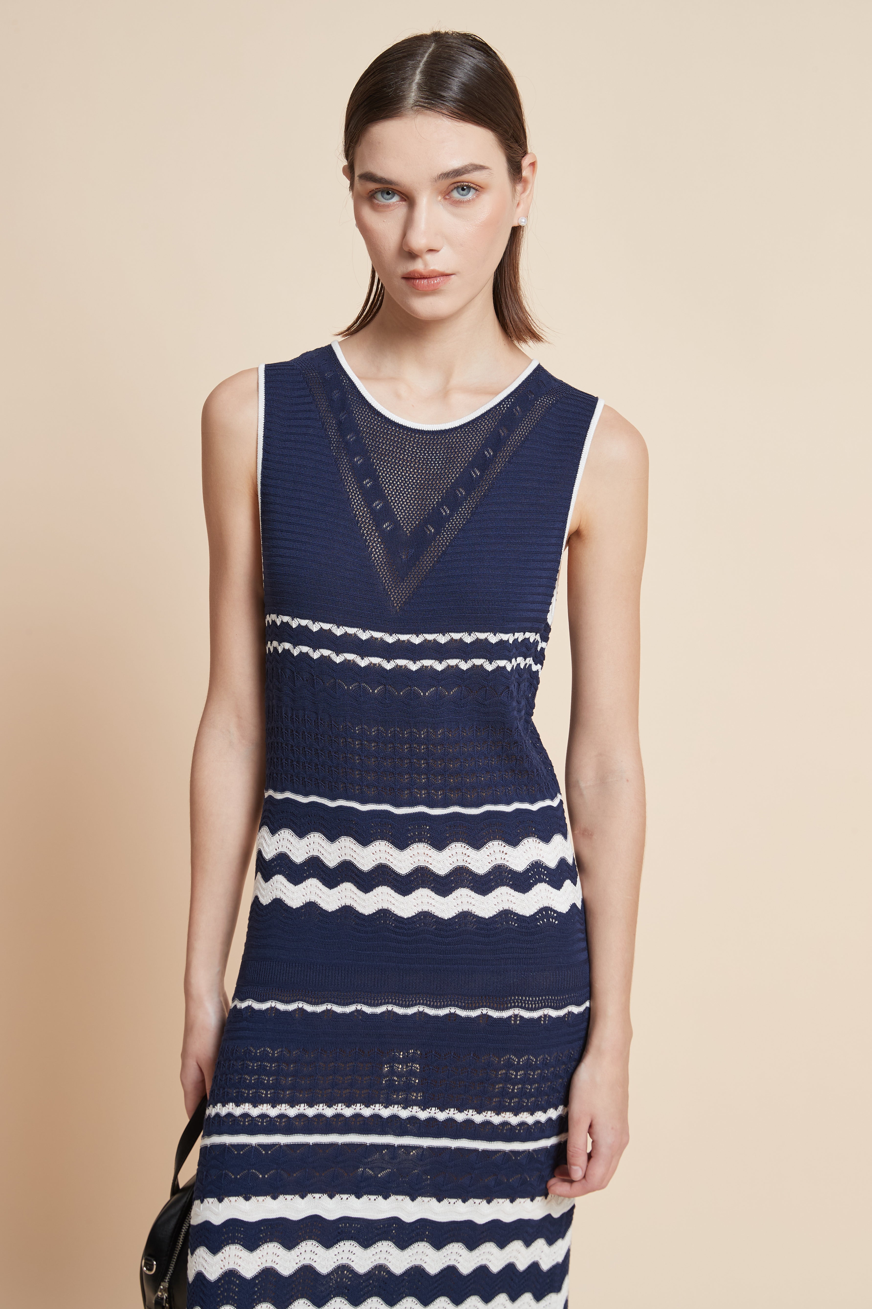 فستان طويل مخطط بدون أكمام